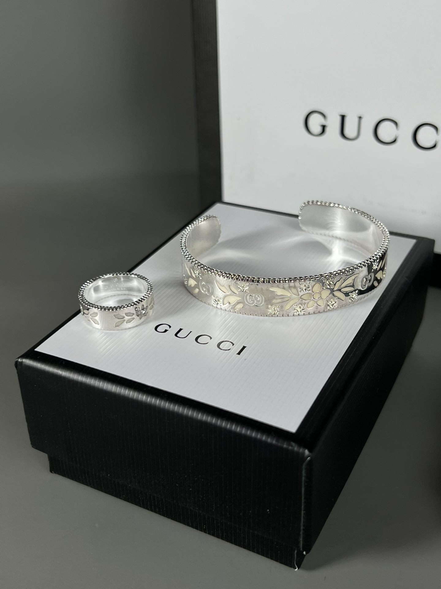  YHJZ055，YHSZ095。Gucci 白色珐琅 戒指 手镯，复古风格，饰面上雕刻精美图案，上手显