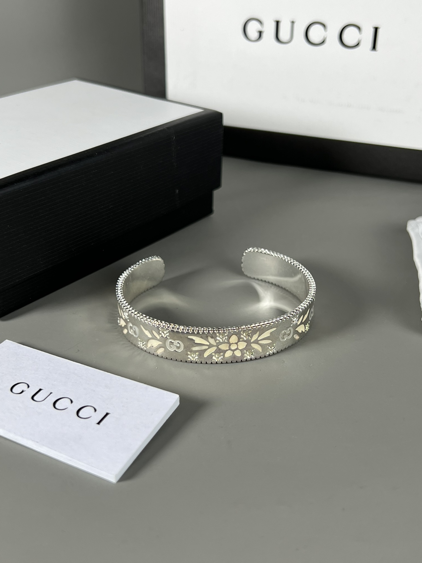  YHJZ055，YHSZ095。Gucci 白色珐琅 戒指 手镯，复古风格，饰面上雕刻精美图案，上手显