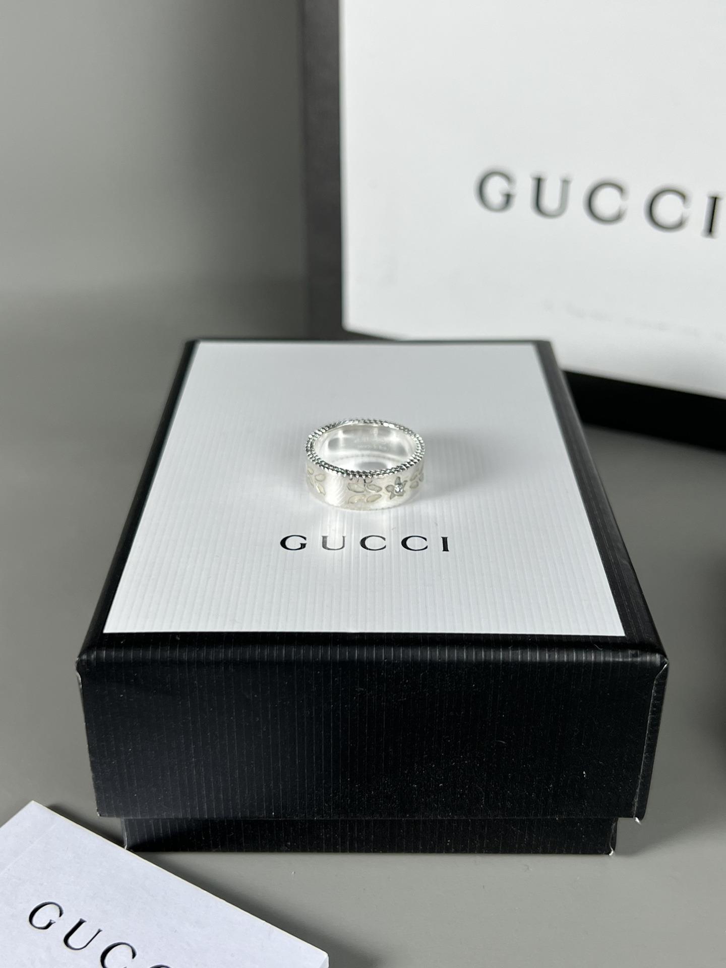  YHJZ055，YHSZ095。Gucci 白色珐琅 戒指 手镯，复古风格，饰面上雕刻精美图案，上手显
