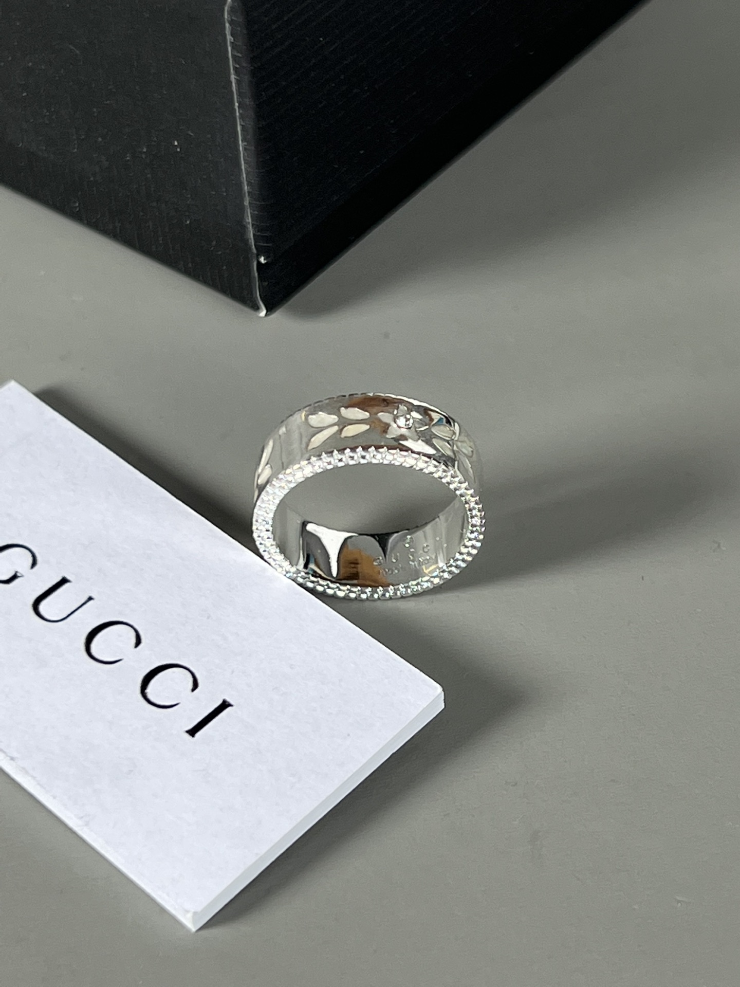  YHJZ055，YHSZ095。Gucci 白色珐琅 戒指 手镯，复古风格，饰面上雕刻精美图案，上手显