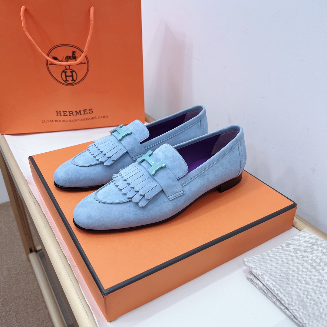 NO:784449,HERME'c, exclusively handmade in the entire network, private high-end customization, classic handicraft workshop ~~ 'Real shot of large goods' Royal loafers, very classic, versatile, simple, color-blocking design, very pedicure on the feet, and recognized to be extremely comfortable. Exclusive Italian custom-made authentic products in the entire network. The inside and outside are made of custom-made imported leather, custom-made 316 gold steel electroplated hardware, and classic Cancan buckle design.  Note that this is the only one in the whole network, with authentic spliced outsole, with craftsman's code inside, and perfect wiring with zero explosion of needles. The H-buckle Loaf is really comfortable on the feet, and the matching degree is very high. Buying H-brand stuff is always about fate, and it is really hard to find at the counter, because the craftsmanship is really very particular, and they are all handmade. We also customize everything including the utensil materials, production tools, and everything is made in Italy. Only through careful research can we produce such quality.  Special statement: Many peers in the market buy our version and imitate it. There are also many who look at the pictures. If you don’t know the difference, you can consult us. We will identify them one by one. For high quality, please look for the exclusive genuine development, Italian custom-made publicity type, classic handmade workshop. The code number is 35-40. The normal code number is 41. Customization is not returnable, hermes, loafers19860909HERME'c,全网独家纯手工制作,私人高端定制,经典手工坊～～《大货实拍》 Royal乐福鞋,非常的经典,百搭,简约,拼色设计,上脚非常的修脚,公认的舒适度爆表. 全网独家意大利订制正品宣.内外都是订制进口皮,订制316金钢电镀五金,经典的康康扣设计. 注意全网仅此一家,对版正品拼接大底,内附工匠码,走线极致完美零爆针. H扣乐福真的上脚超舒适,搭配度也非常高,买H牌的东东一向看缘份,专柜真的一物难求,因为工艺真的非常非常讲究,都是纯手工制作,我们也是所有的包括用具材质,制作工具,全部的全部意大利订制,细心研究才能做出这样的品质. 特别申明市场同行买我们版模仿的很多,看图画画的也很多,不懂区分的可以咨询,我们一一为你甄别,高品质请认准独家正品开发,意大利订制宣型,经典手工坊. 码数35-40 正常码数 41定做不退换,,hermes,loafers,Women's Shoes