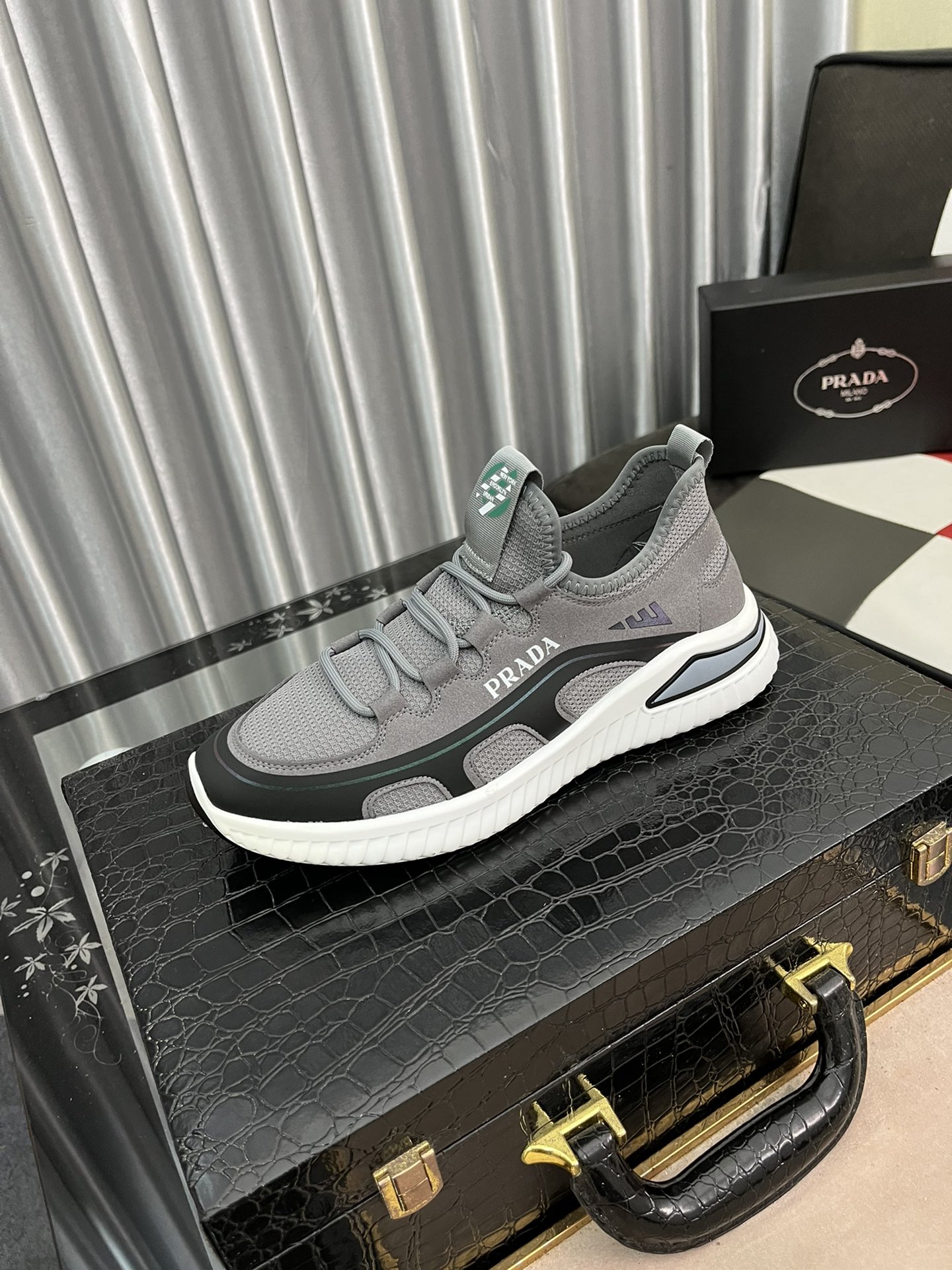 I5  普拉达男士休闲低帮鞋🎈鞋面进口优质牛皮，侧面品牌字母装饰，简约独特造型，奢华尊贵，舒适柔软真皮内里，时尚百搭，尊贵大方⚠️⚠️耐磨防滑橡胶大底，