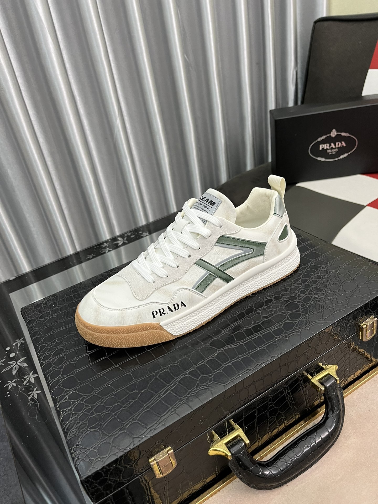 I5   普拉达 香港专柜休闲鞋，进口特殊面料优质做工，鞋面采用透气飞织弹力立体面料，舒适透气内里，原版柔软橡胶大底 ，休闲时尚，高端品质，