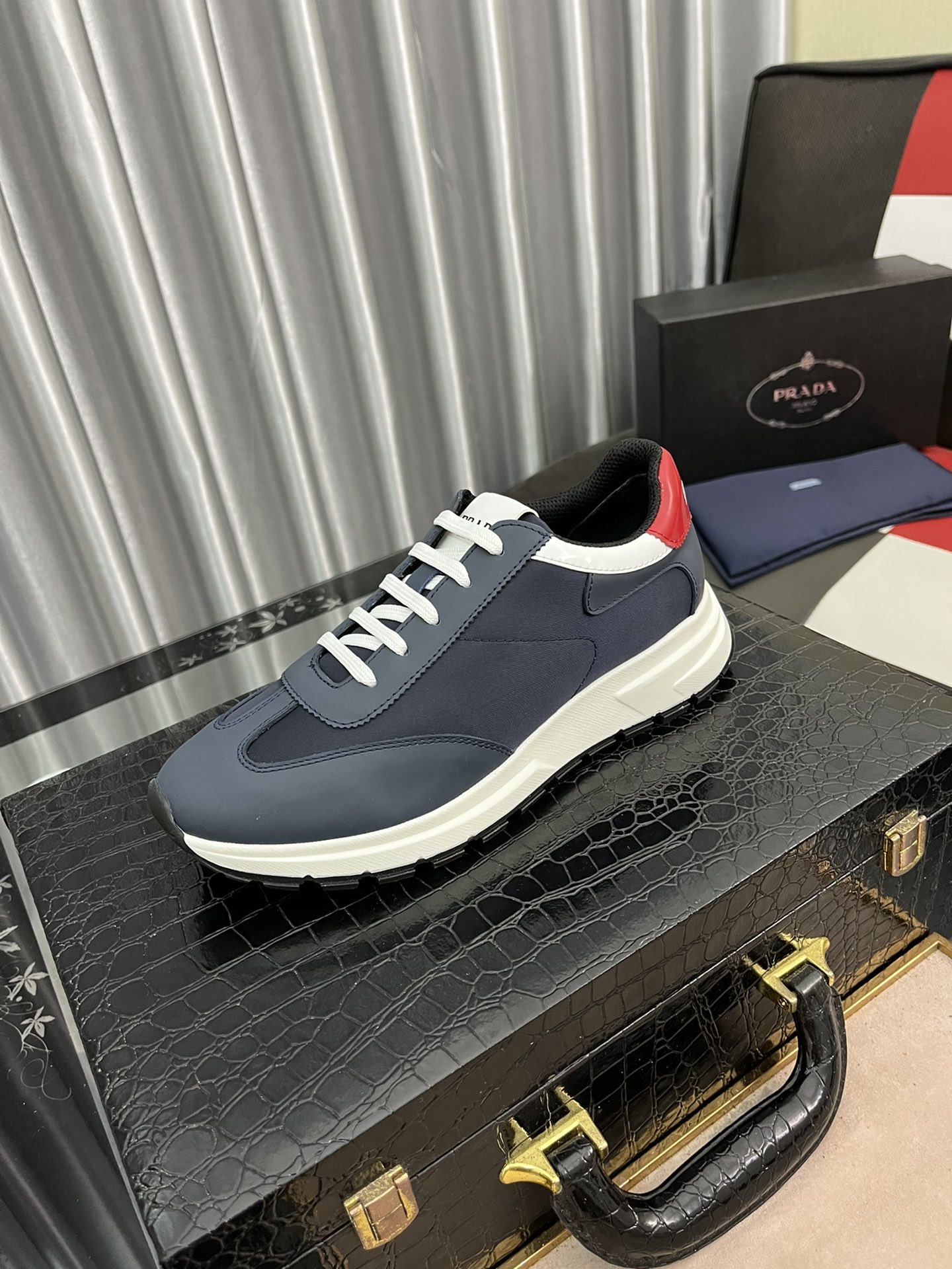 J5  高版本  Prada  普拉达男士休闲鞋最新元素潮爆全球，官网火爆热卖，2022最新休闲鞋，原版版本，专柜一比一，面料意大利进口原版牛皮➕原版防滑大底，舒适羊皮内里➕垫脚，舒适以质量说话，