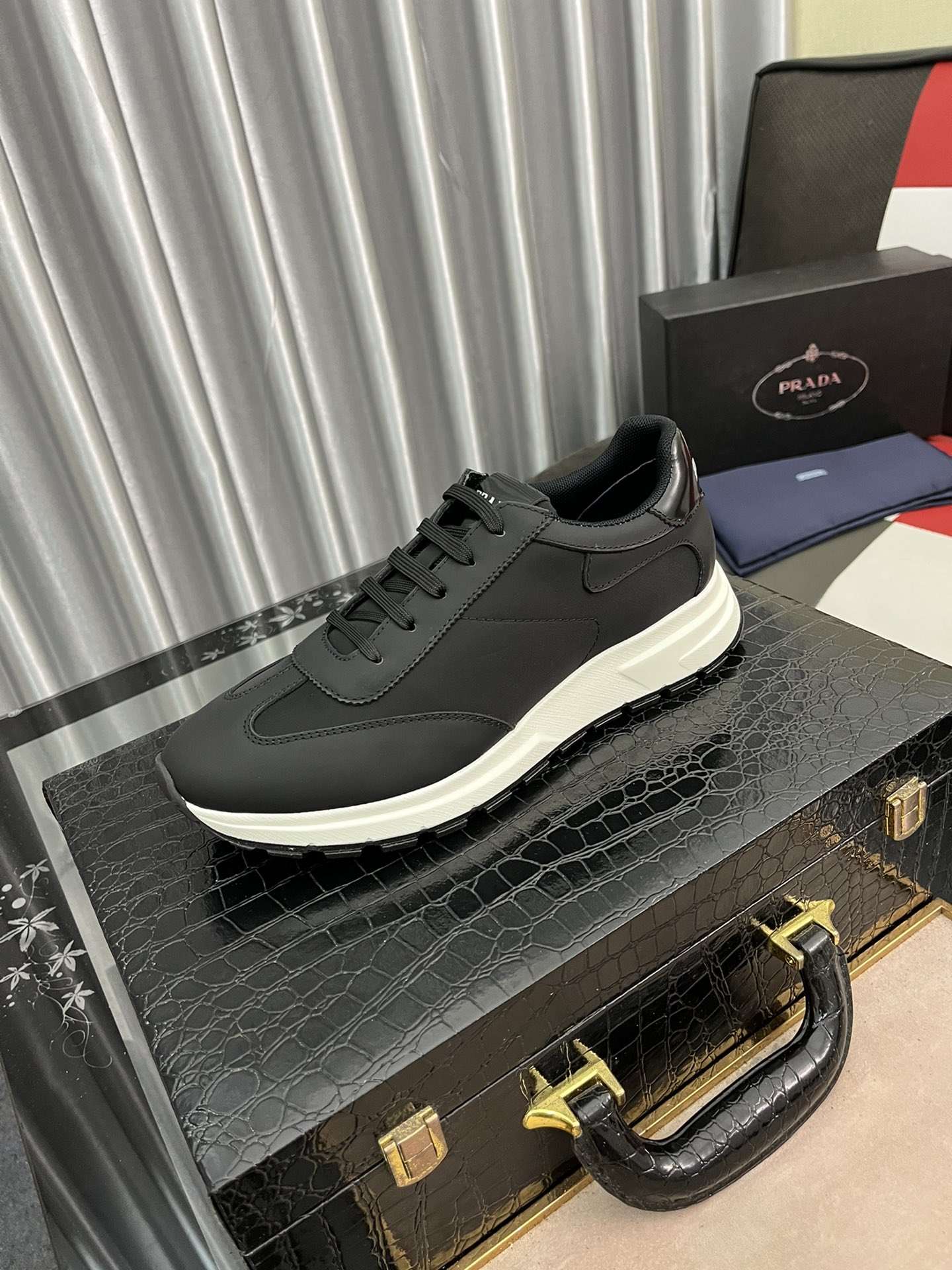 J5  高版本  Prada  普拉达男士休闲鞋最新元素潮爆全球，官网火爆热卖，2022最新休闲鞋，原版版本，专柜一比一，面料意大利进口原版牛皮➕原版防滑大底，舒适羊皮内里➕垫脚，舒适以质量说话，