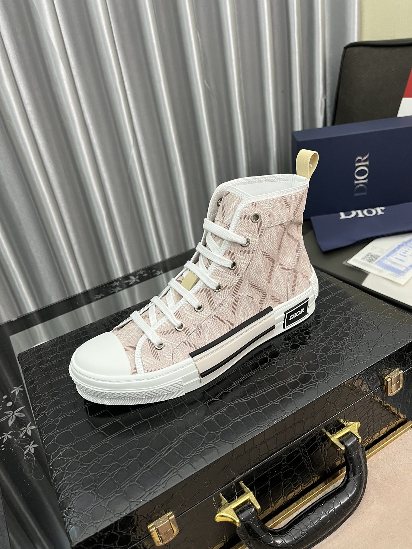 J0  高端精品 秒杀市场🆚所有版本•••新品••高帮••••Christian Dior-克里斯汀·迪奥•••专柜顶级原单货•••可随意对比🆚原版💯💯无论从楦型 材质面料 走线 以及内里材质 垫脚材质和制作工艺💯完全和正品一模一样✅••原版TPR大底