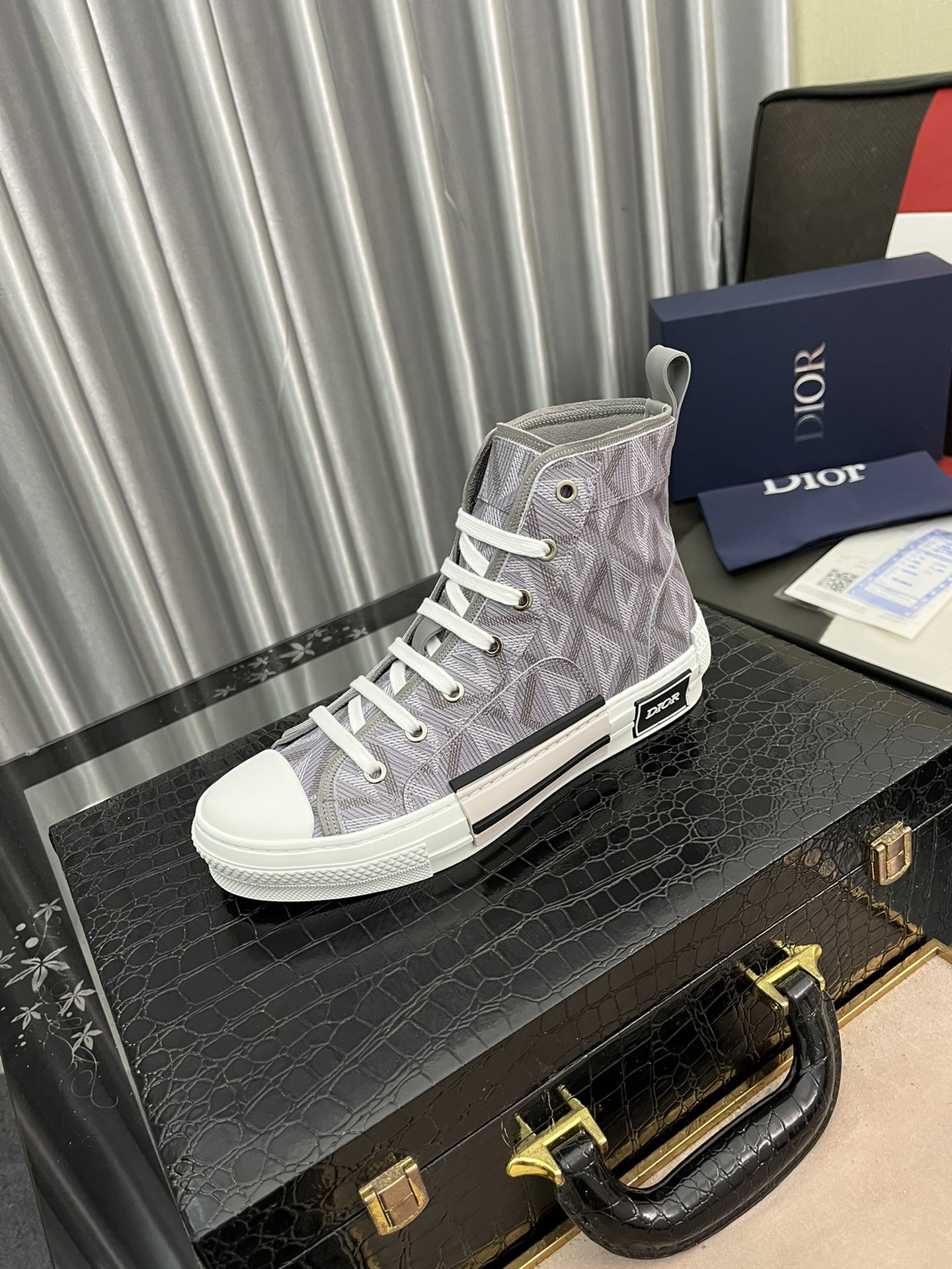 J0  高端精品 秒杀市场🆚所有版本•••新品••高帮••••Christian Dior-克里斯汀·迪奥•••专柜顶级原单货•••可随意对比🆚原版💯💯无论从楦型 材质面料 走线 以及内里材质 垫脚材质和制作工艺💯完全和正品一模一样✅••原版TPR大底