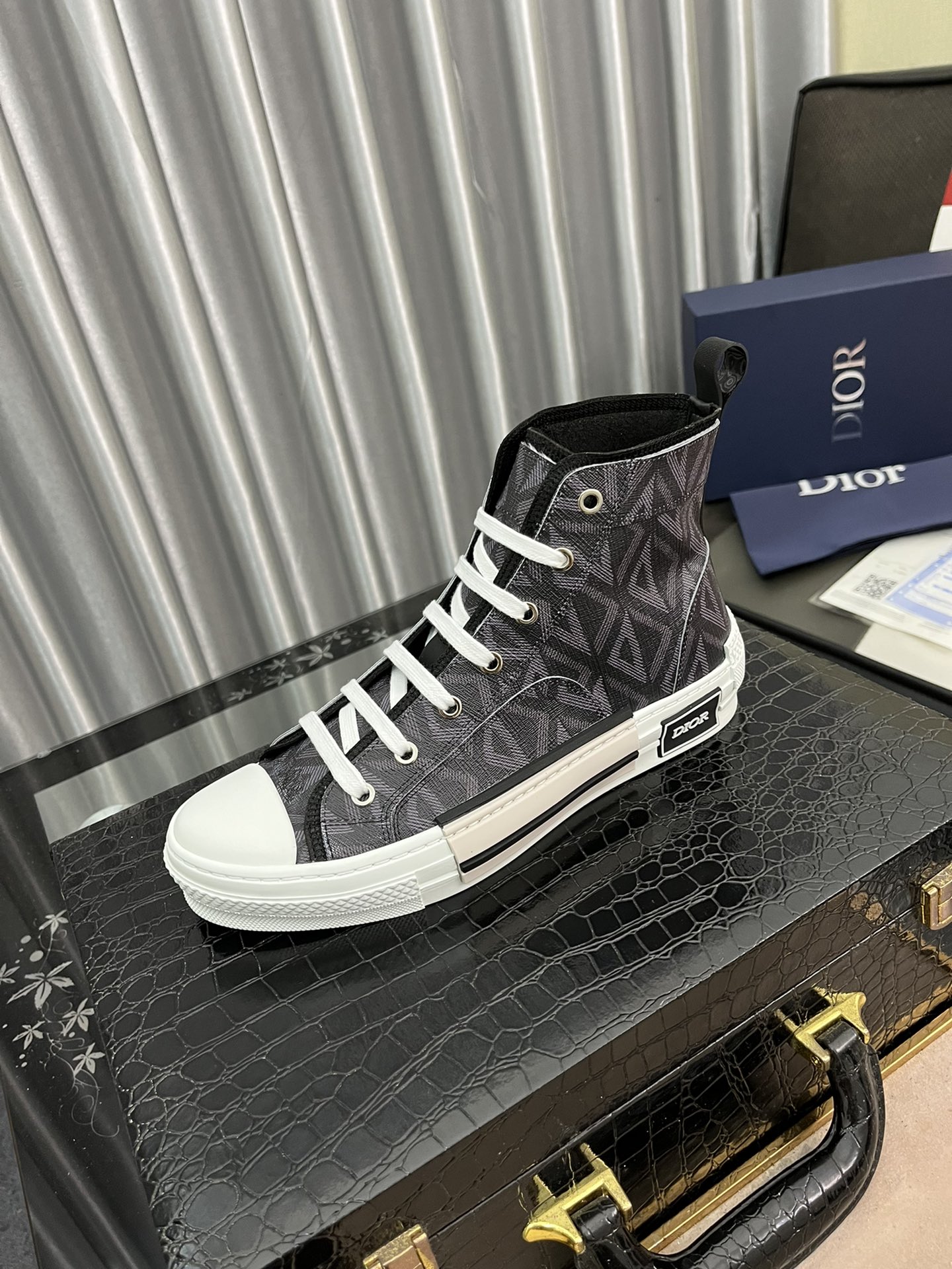 J0  高端精品 秒杀市场🆚所有版本•••新品••高帮••••Christian Dior-克里斯汀·迪奥•••专柜顶级原单货•••可随意对比🆚原版💯💯无论从楦型 材质面料 走线 以及内里材质 垫脚材质和制作工艺💯完全和正品一模一样✅••原版TPR大底