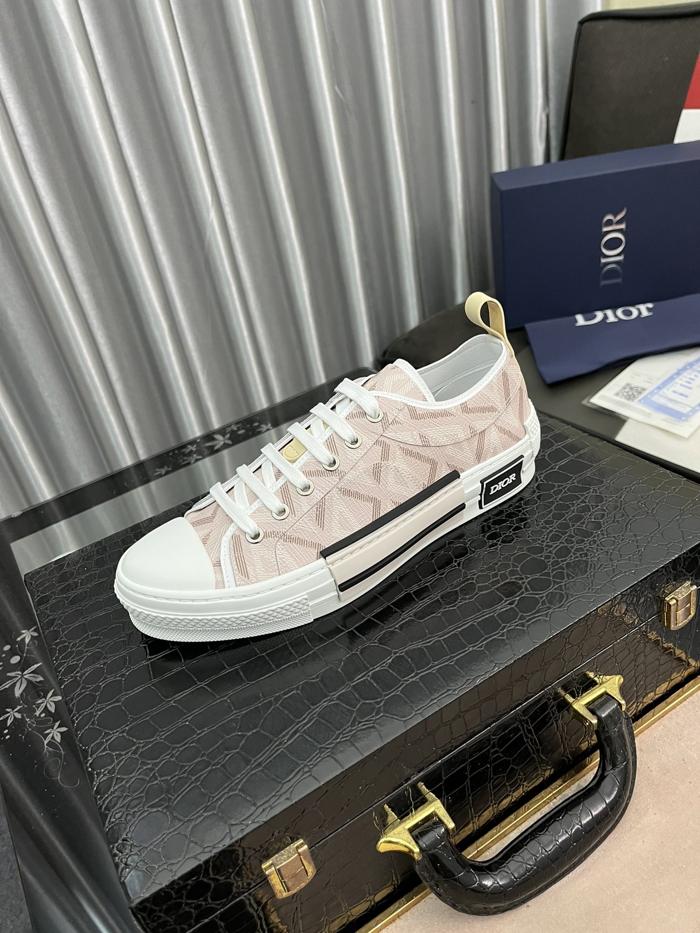 I5  迪奥男士经典休闲鞋，原单品质💯鞋面采用意大利进口牛皮➕透气内里，做工精细，高端大气。有时尚典范造型。橡胶耐磨防滑大底。