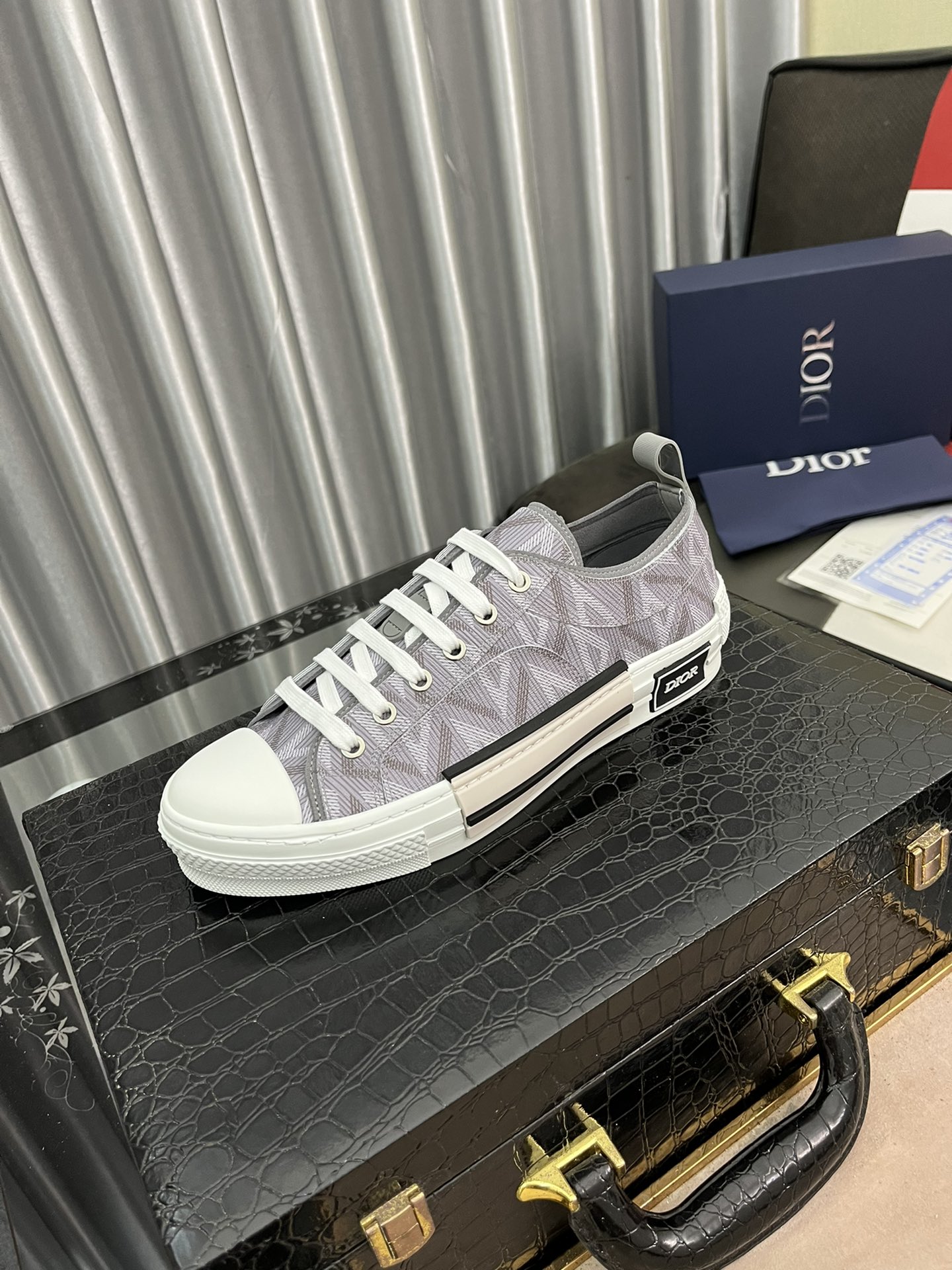 I5  迪奥男士经典休闲鞋，原单品质💯鞋面采用意大利进口牛皮➕透气内里，做工精细，高端大气。有时尚典范造型。橡胶耐磨防滑大底。