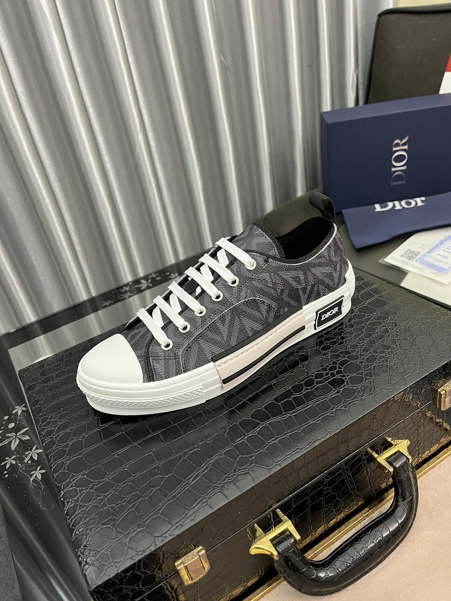 I5  迪奥男士经典休闲鞋，原单品质💯鞋面采用意大利进口牛皮➕透气内里，做工精细，高端大气。有时尚典范造型。橡胶耐磨防滑大底。