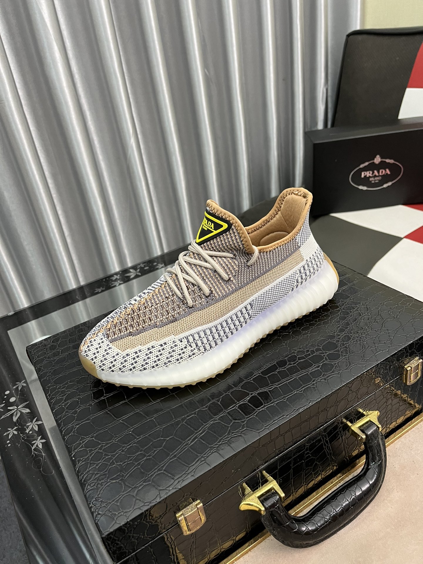 I5   Prada  普拉达1:1四季飞织运动鞋 2022新品专柜同步发售，意大利进口飞织。内里猪里，鞋底橡胶大底无开胶现象，鞋面采用拉线设计，⚠️天然橡胶大底。超级舒适⚠️，实物拍摄🎬实物更赞🔍🔍高品质，可随意进出专柜.