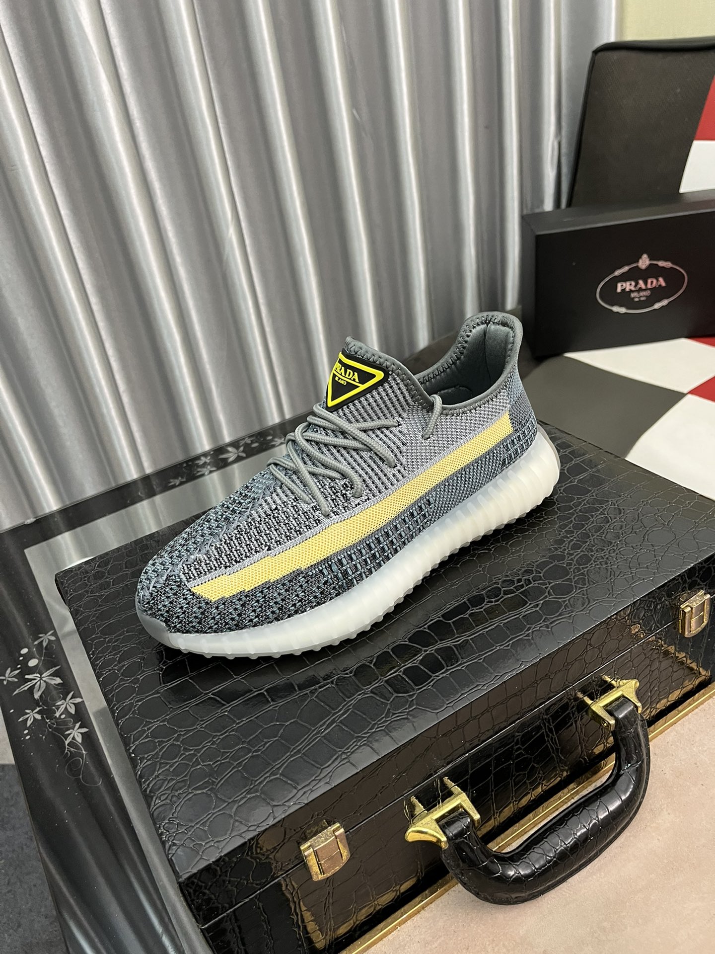 I5   Prada  普拉达1:1四季飞织运动鞋 2022新品专柜同步发售，意大利进口飞织。内里猪里，鞋底橡胶大底无开胶现象，鞋面采用拉线设计，⚠️天然橡胶大底。超级舒适⚠️，实物拍摄🎬实物更赞🔍🔍高品质，可随意进出专柜.