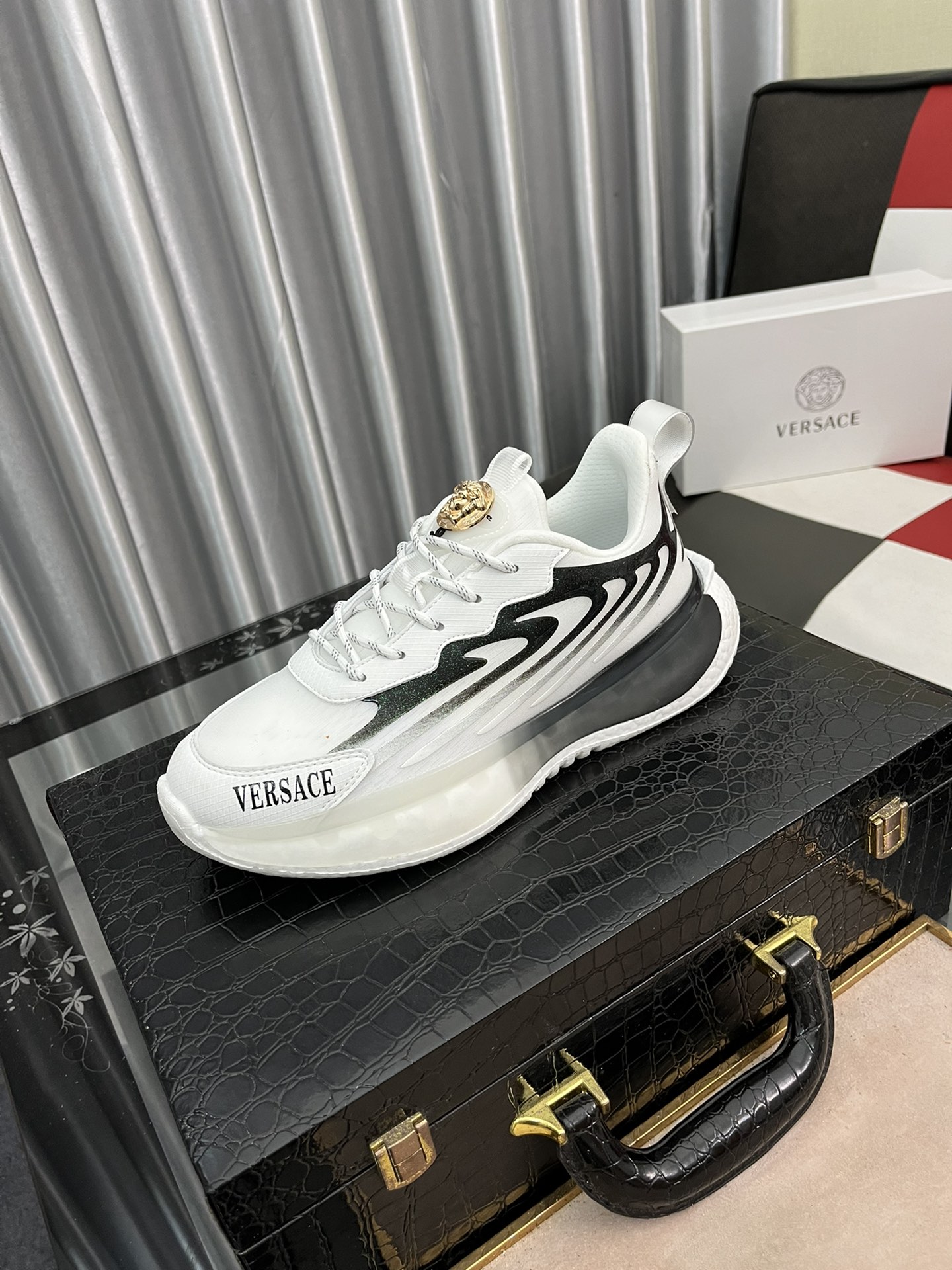 I5  范思哲VERSACE淘宝电商首选2022经典低帮款，🐂进口飞织、欧美大师独特版面设计 完美打造专柜品质 耐磨仿滑原版大底 休闲运动板鞋💓超级舒服。适合司机驾车外出 .男鞋