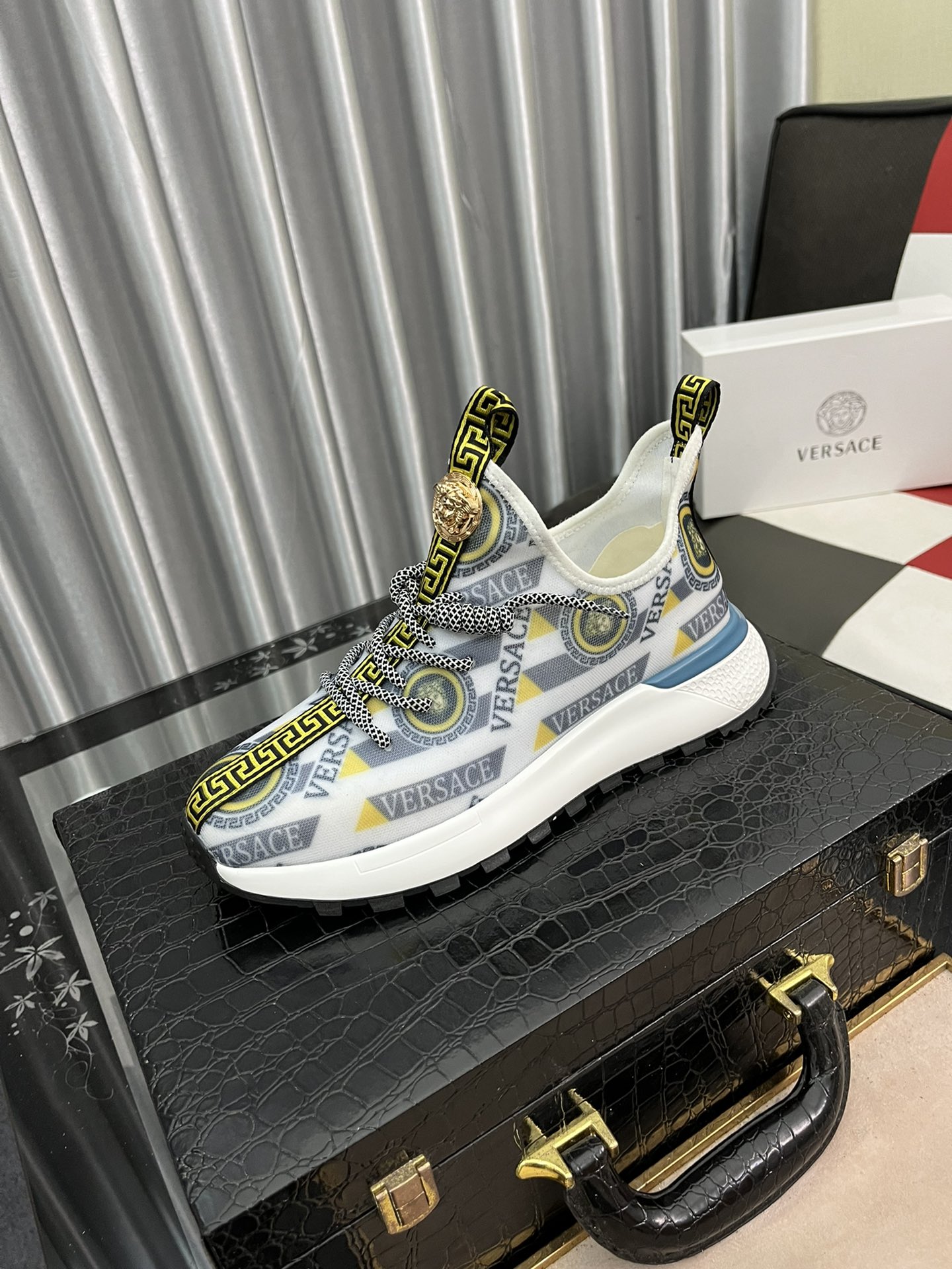 I5  范思哲VERSACE淘宝电商首选2022经典低帮款，🐂进口飞织、欧美大师独特版面设计 完美打造专柜品质 耐磨仿滑原版大底 休闲运动板鞋💓超级舒服。适合司机驾车外出 .男鞋