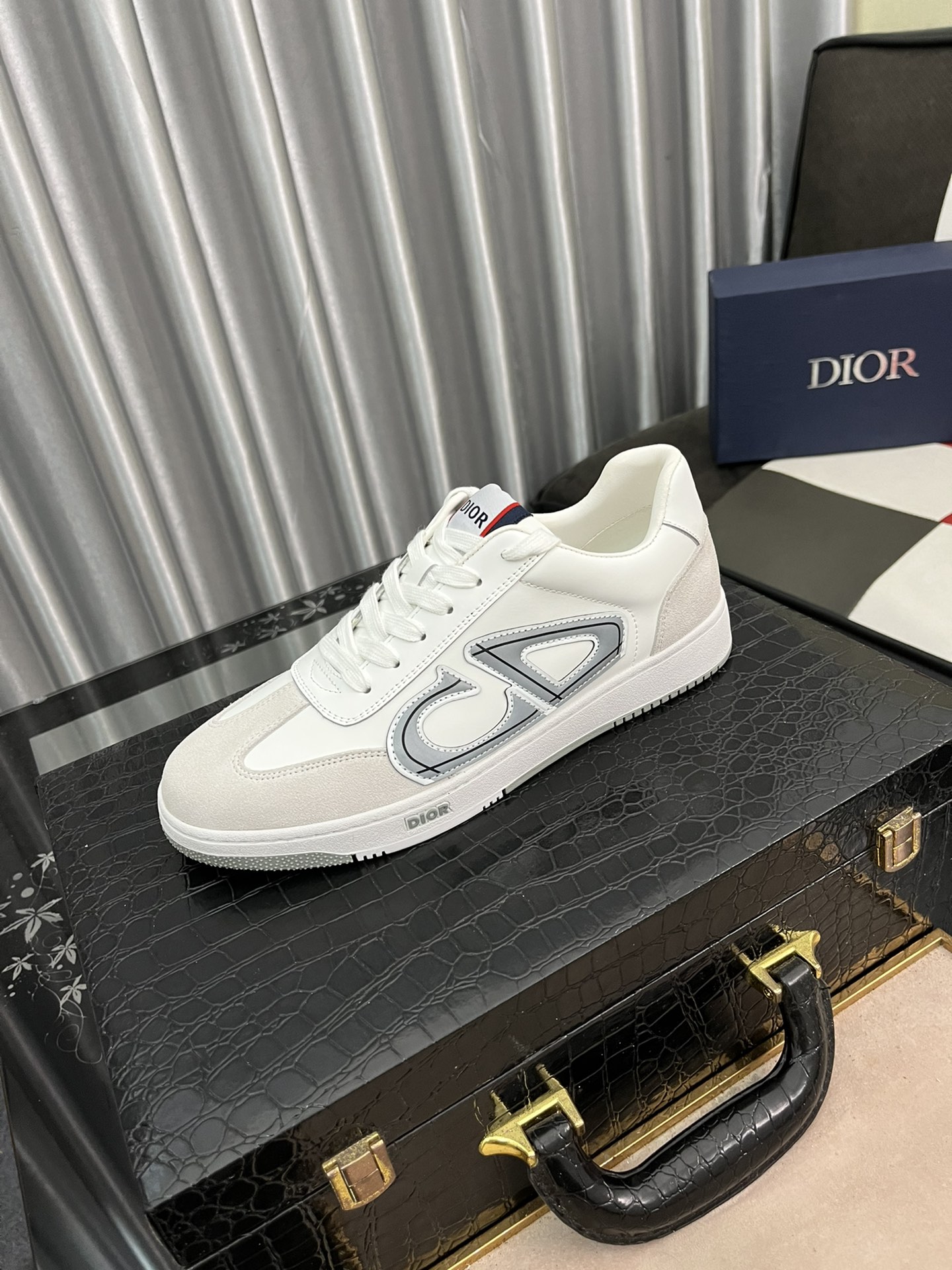 J0   迪奥🇮🇹 最潮款、原版鞋面，休闲鞋鞋让行走更加便捷舒适、运动男鞋休闲款，与官方质量相比完美的1：1复刻 均采用原版。打造时尚个性衬托你的与众不同😎