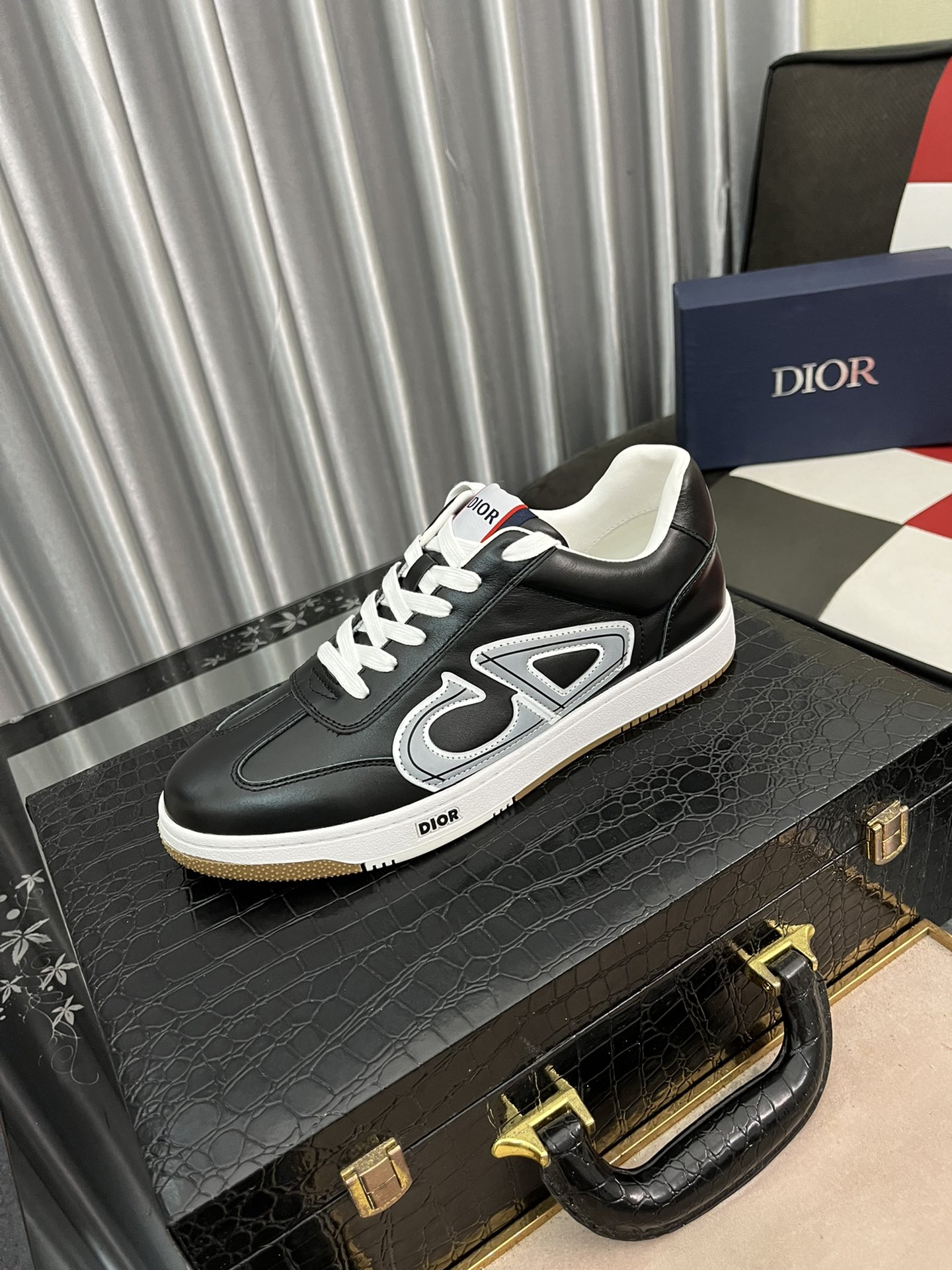 J0   迪奥🇮🇹 最潮款、原版鞋面，休闲鞋鞋让行走更加便捷舒适、运动男鞋休闲款，与官方质量相比完美的1：1复刻 均采用原版。打造时尚个性衬托你的与众不同😎