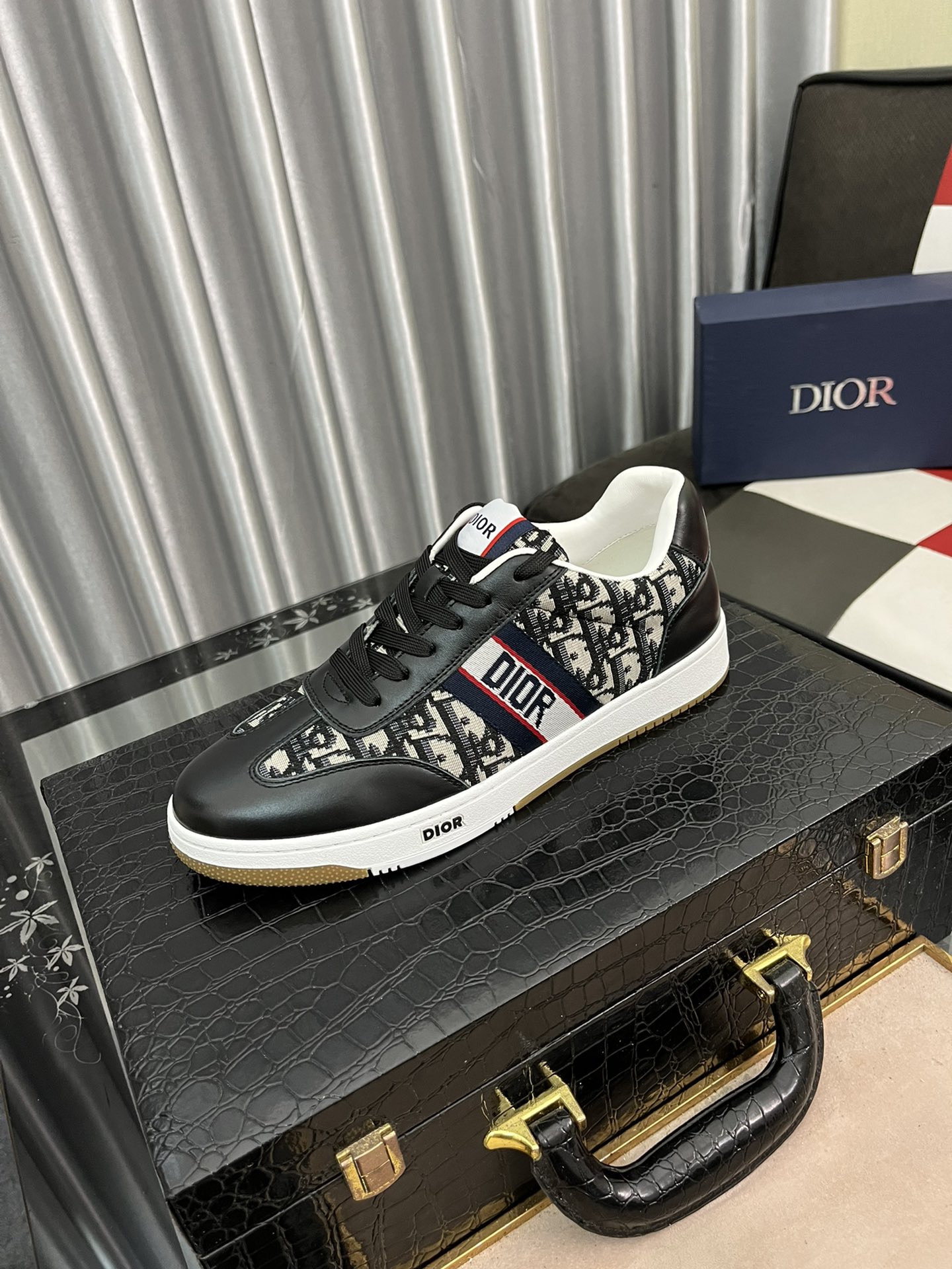 J0   迪奥🇮🇹 最潮款、原版鞋面，休闲鞋鞋让行走更加便捷舒适、运动男鞋休闲款，与官方质量相比完美的1：1复刻 均采用原版。打造时尚个性衬托你的与众不同😎