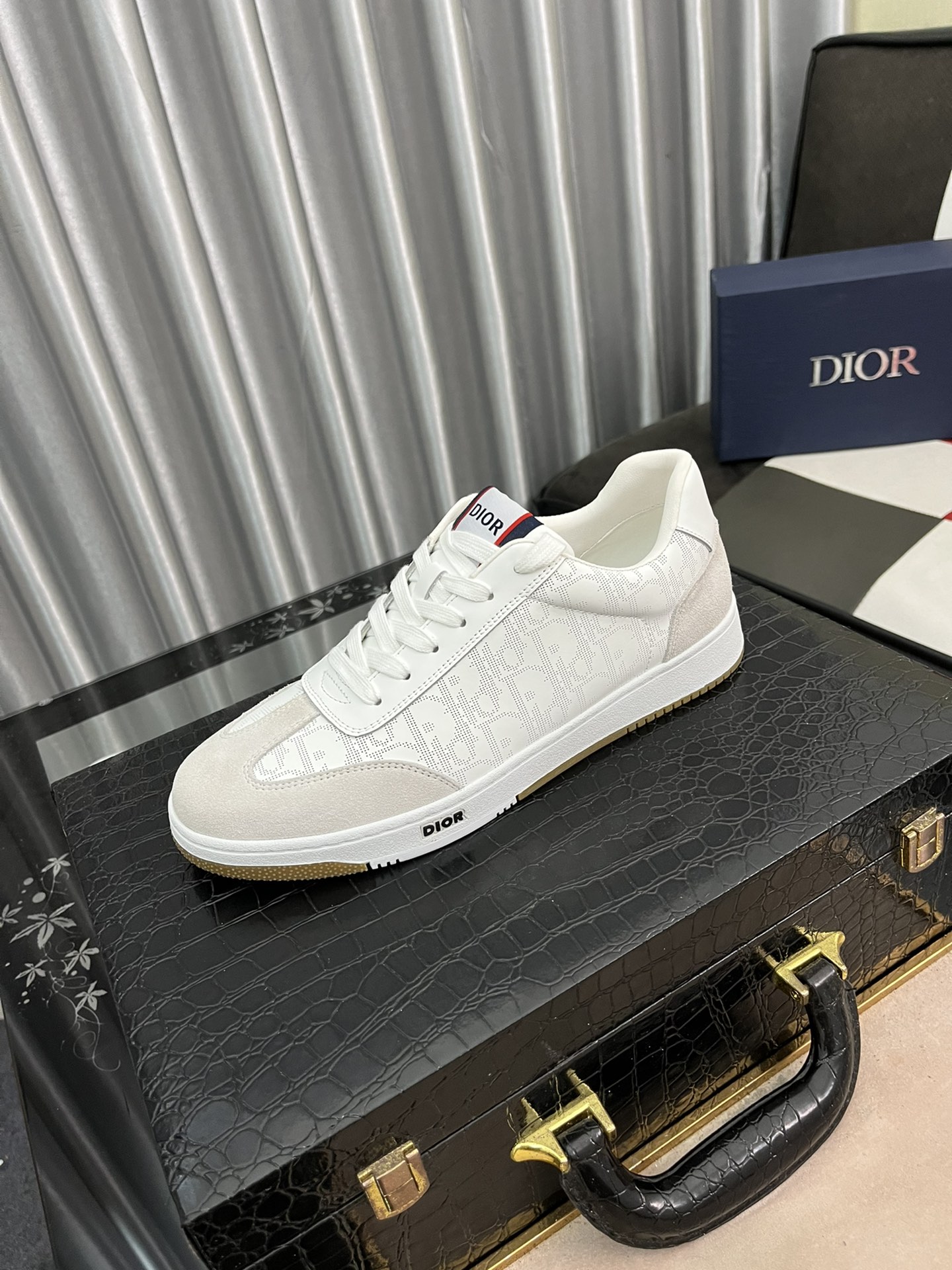 J0   迪奥🇮🇹 最潮款、原版鞋面，休闲鞋鞋让行走更加便捷舒适、运动男鞋休闲款，与官方质量相比完美的1：1复刻 均采用原版。打造时尚个性衬托你的与众不同😎