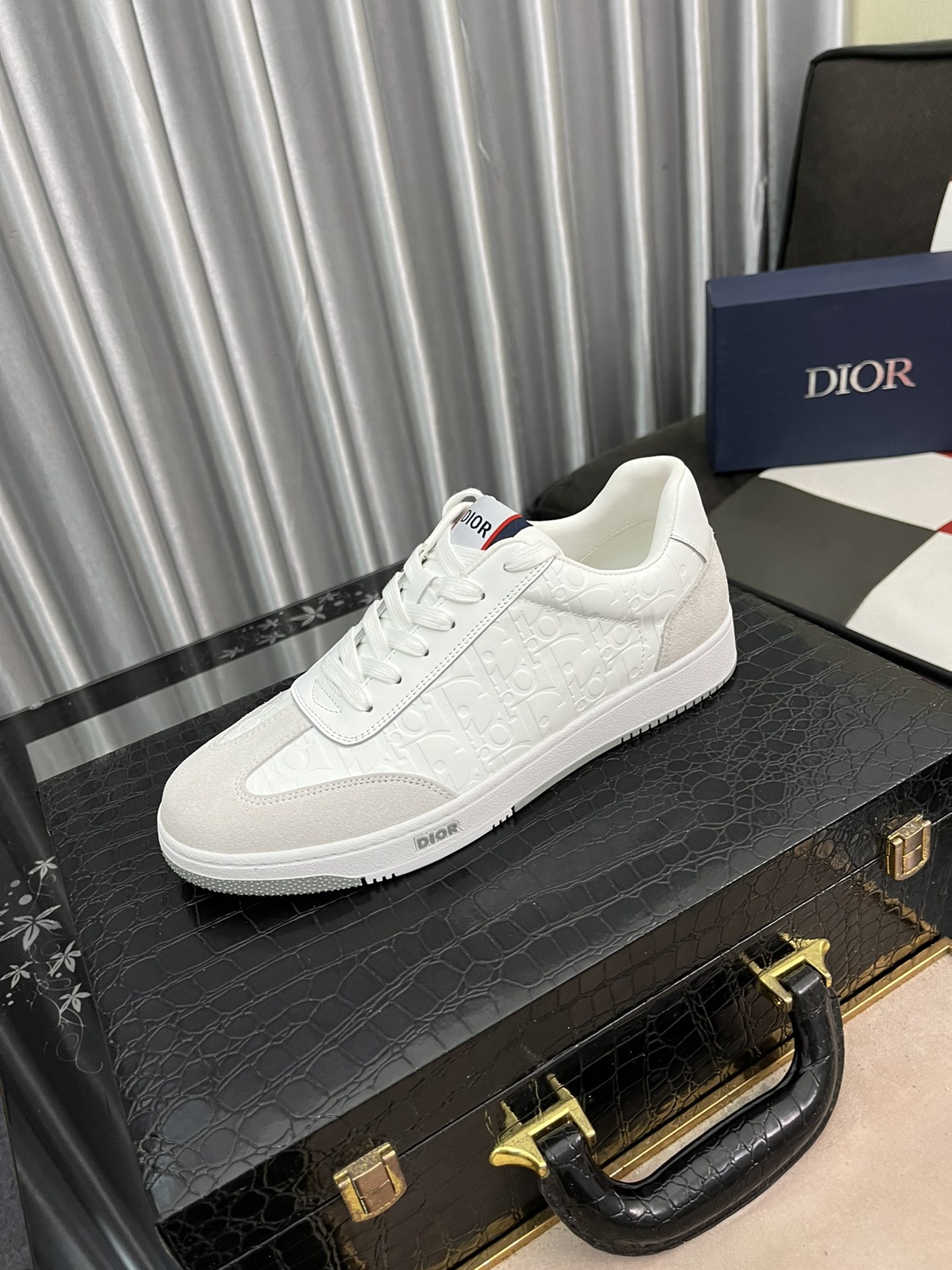 J0   迪奥🇮🇹 最潮款、原版鞋面，休闲鞋鞋让行走更加便捷舒适、运动男鞋休闲款，与官方质量相比完美的1：1复刻 均采用原版。打造时尚个性衬托你的与众不同😎