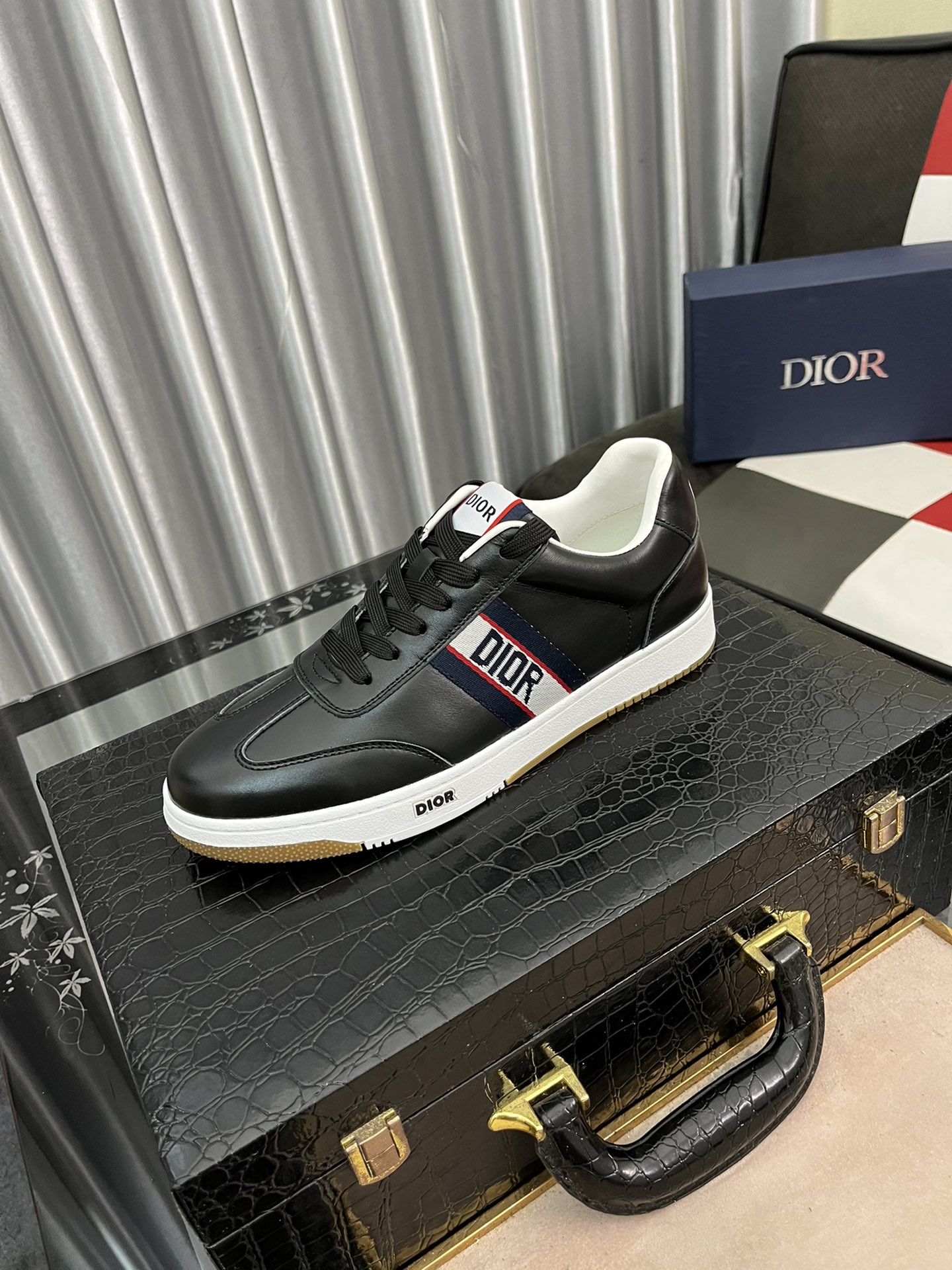 J0   迪奥🇮🇹 最潮款、原版鞋面，休闲鞋鞋让行走更加便捷舒适、运动男鞋休闲款，与官方质量相比完美的1：1复刻 均采用原版。打造时尚个性衬托你的与众不同😎