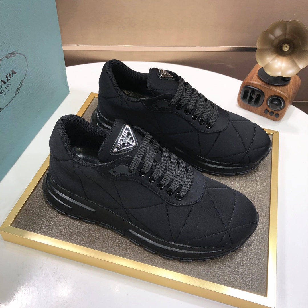 I5 普拉达 Prada 顶级原单，当季，高品质原单牛货，顶级高丝光牛皮，原版内里进口原版羊皮垫脚，原厂大底品质保证码38-4545定做