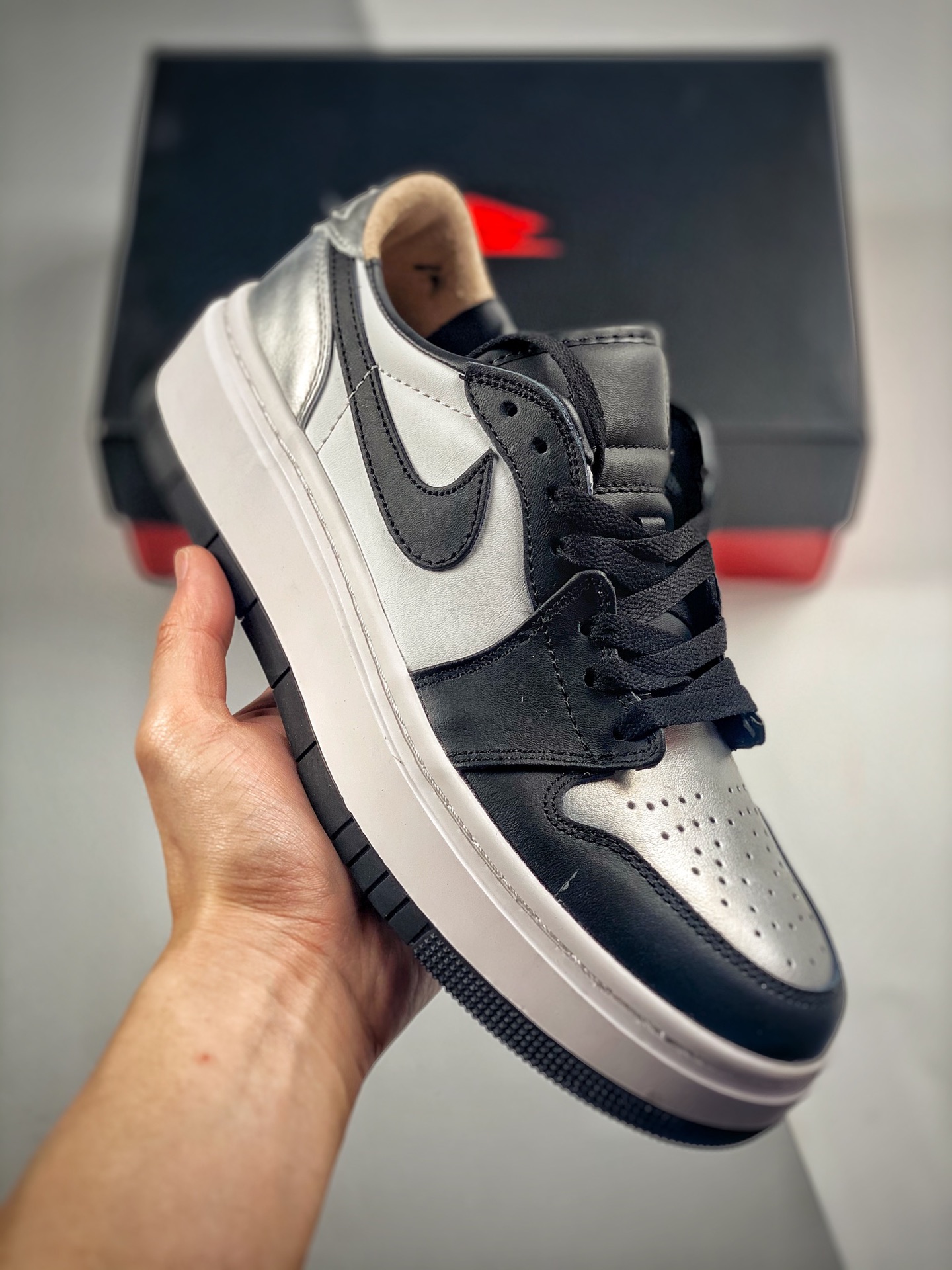 -2 Air Jordan 1 LV8D Elevated "Bred" Air Jordan 1 LV8D Elevated, la combinación de colores general es principalmente bl…