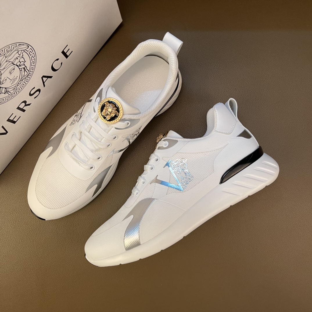 J0       最高品质范思哲VERSACE～独领风骚2⃣️0⃣️2⃣️2⃣️经典懒人款，原版瓦莎琪高帮鞋 鞋后跟霸气LOGO更是重金精心打造😍 材料：🐂进口头层小牛皮，原版内里🐑 欧美大师独特版面设计 完美打造专柜品质， 耐磨仿滑原版大底 运动跑步风设计 上脚独特的美，青年乐福款 休闲运动板鞋💓超级舒服。范思哲原版鞋面复刻 英伦范儿 适合司机驾车外出🚗 绝对的焦点 高端 优雅.男鞋