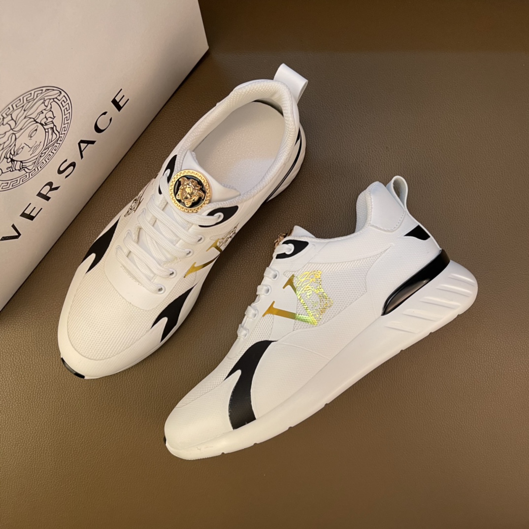 J0       最高品质范思哲VERSACE～独领风骚2⃣️0⃣️2⃣️2⃣️经典懒人款，原版瓦莎琪高帮鞋 鞋后跟霸气LOGO更是重金精心打造😍 材料：🐂进口头层小牛皮，原版内里🐑 欧美大师独特版面设计 完美打造专柜品质， 耐磨仿滑原版大底 运动跑步风设计 上脚独特的美，青年乐福款 休闲运动板鞋💓超级舒服。范思哲原版鞋面复刻 英伦范儿 适合司机驾车外出🚗 绝对的焦点 高端 优雅.男鞋