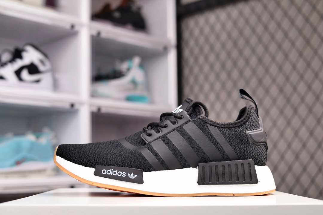 G0 公司级 AD Boost NMD R1 经典跑鞋系列全新配色 弹力针织鞋面 原装高弹BOOST颗粒大底 缓震性能卓越 体质轻盈且抗冲击 整双鞋子的透气性和舒适度完美×663YF