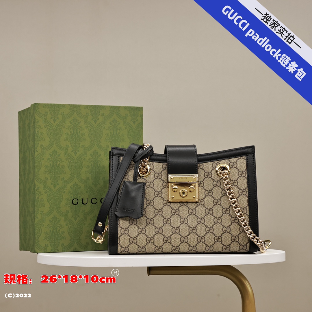 GUCCI padlock链条包💰320 采用GG Supreme帆布精心打造.这款是小号.容量非常合理.也是绝对够用的.适合日常使用.老花+padlock元素让整个包经典又时尚.休闲正式场合上班通勤都可以.一点都不重.皮肩带背起来更舒适.推荐款！ 规格：26*18*10cm