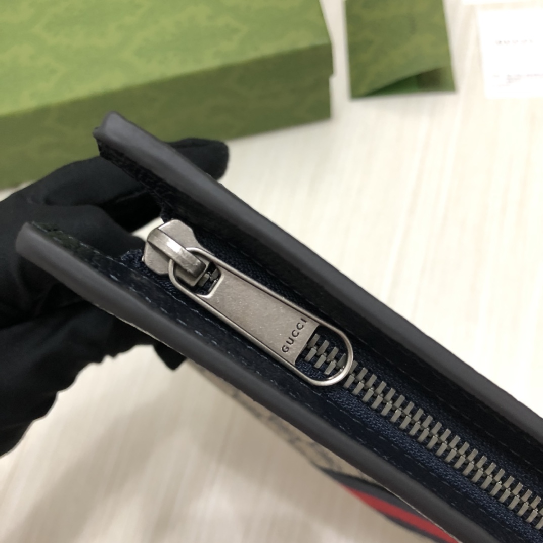 新款手拿包。在男装周中被运用率极高的单品之一，出街时它的大小足够放下所有日常必备物，又比双肩和挎包方便很
