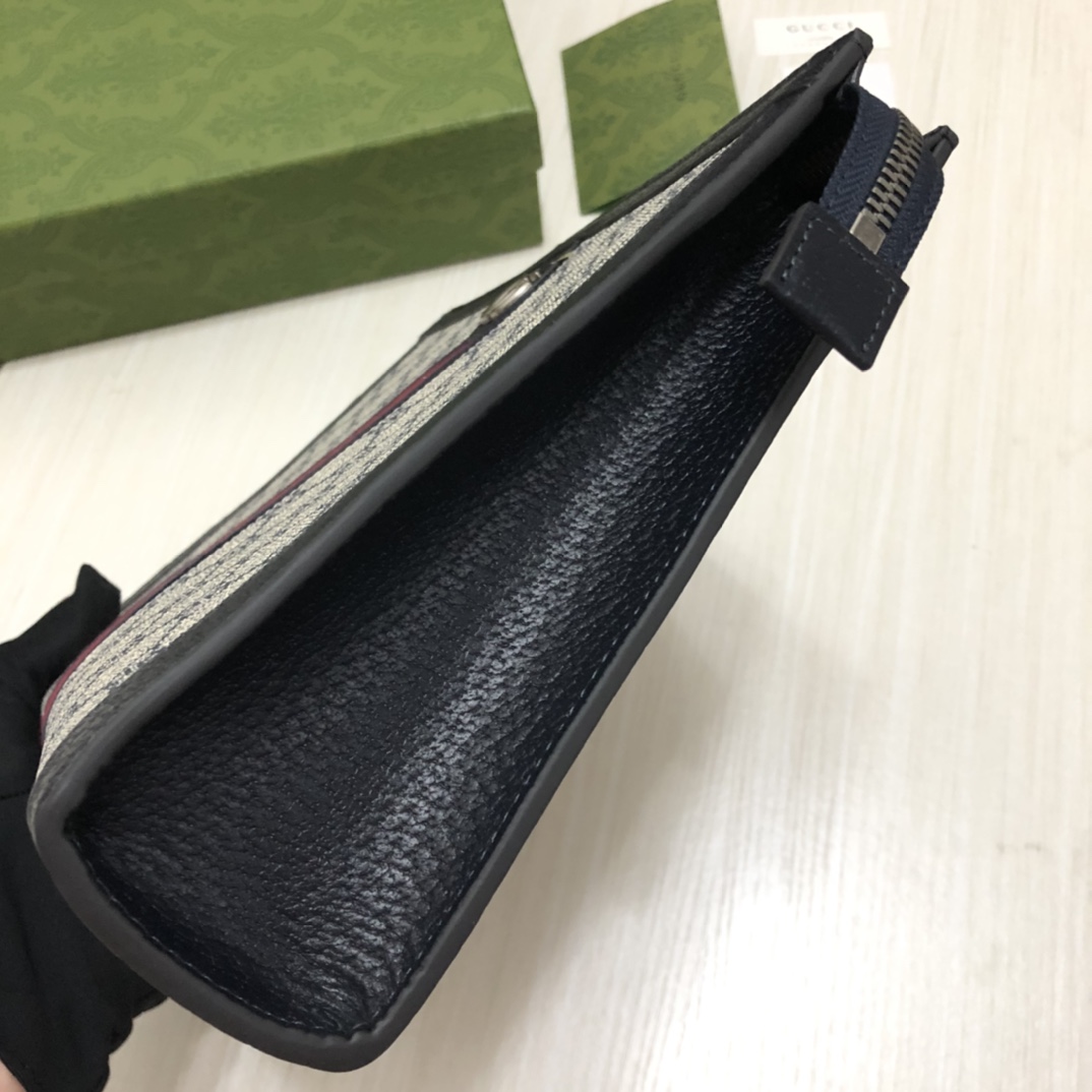 新款手拿包。在男装周中被运用率极高的单品之一，出街时它的大小足够放下所有日常必备物，又比双肩和挎包方便很
