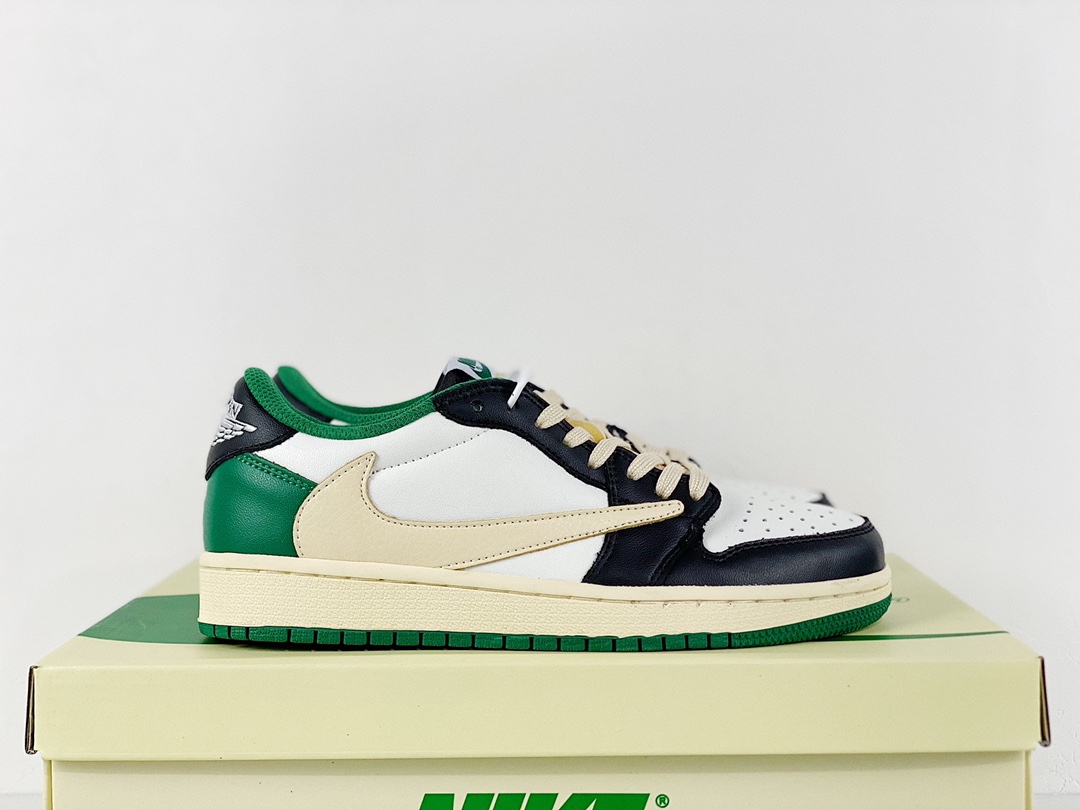 公司级 Air Jordan 1 Retro High OG 倒勾 白绿 米黑鸳鸯勾低帮 AJ1 乔丹1代 aj1 乔1 反向脚趾。亮点之处在于鞋侧的倒置 Swoosh。错版灵感来源于洛杉矶球鞋店铺收到一双特别的错版勾子倒过来，研发出反向勾的设计。