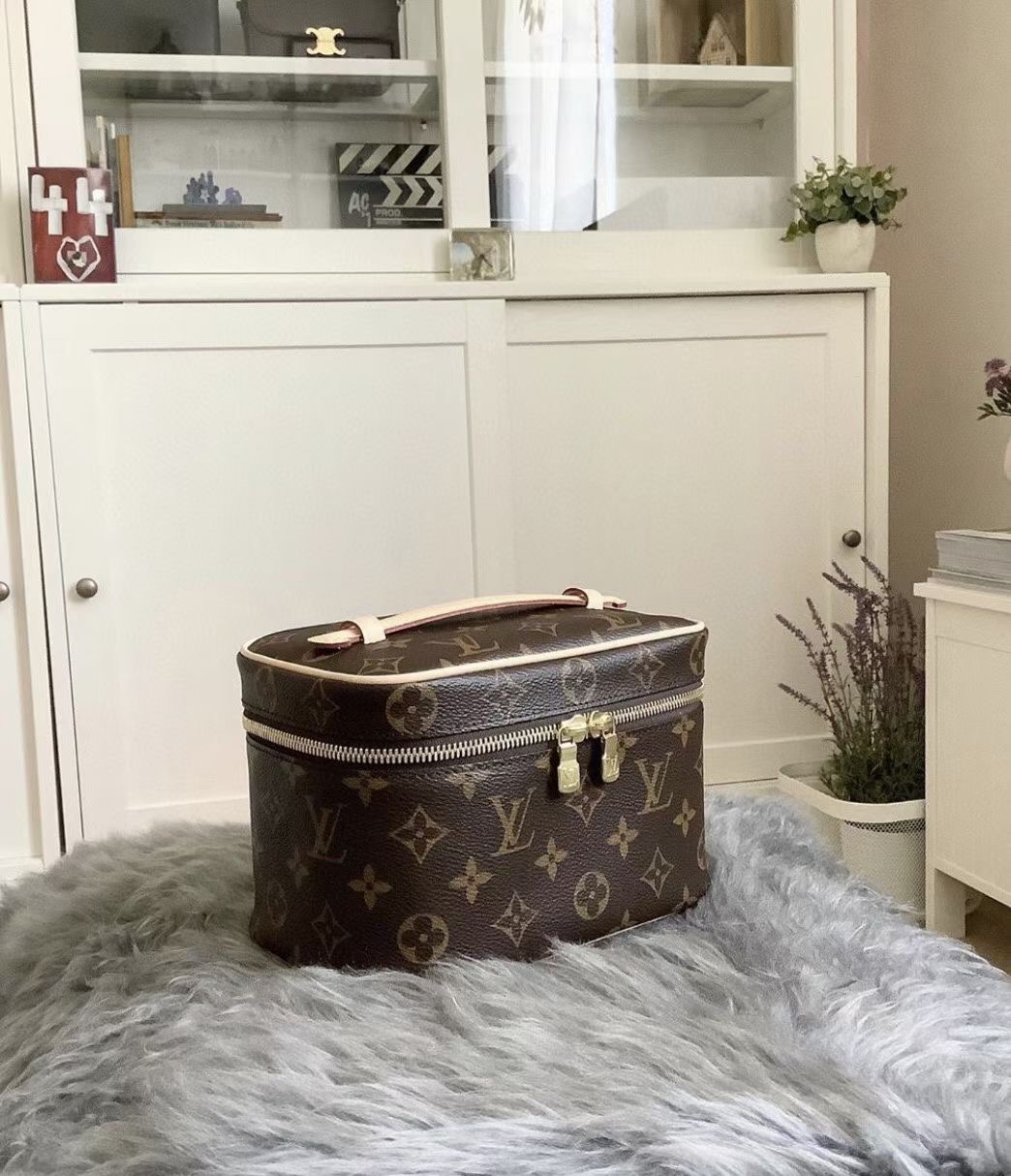 NO:176764,45595 small makeup bag upper body renderings, cosmetic bags & cases1986090945595 小号化妆包上身效果图,,cosmetic bags & cases,Bag