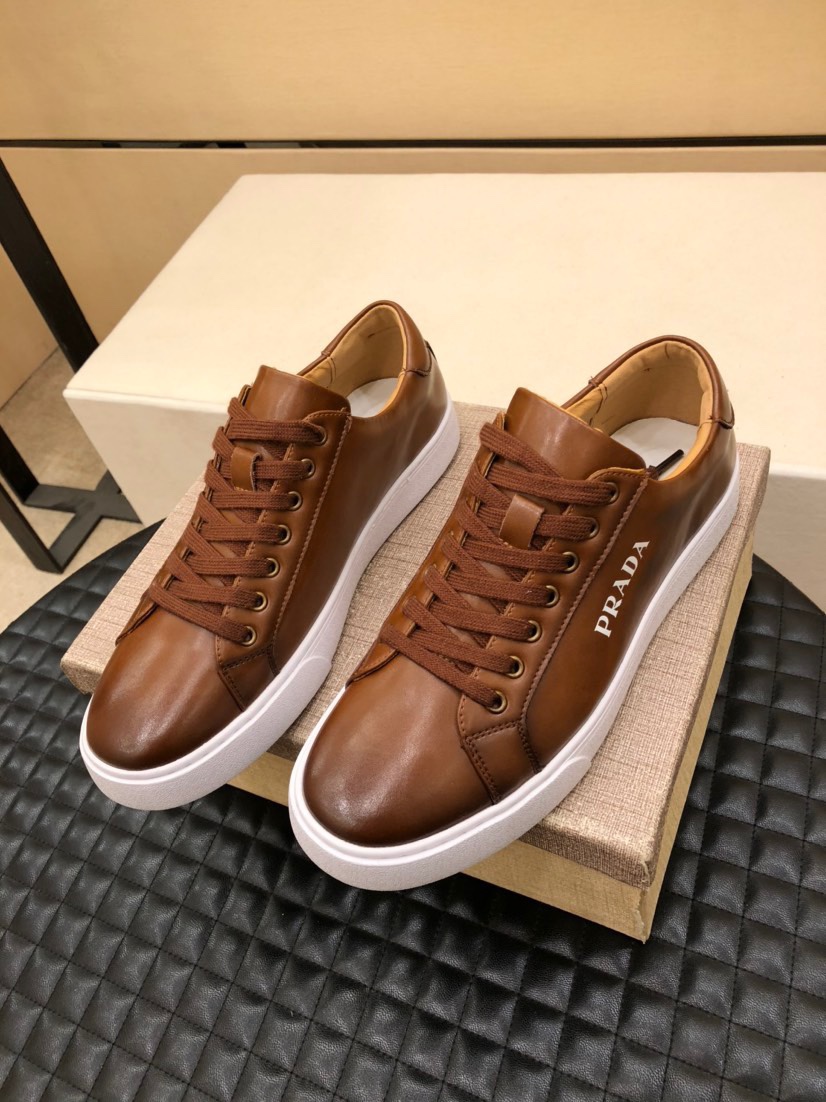 I5 . Prada 普拉达男鞋，休闲鞋，正规鞋厂出品，✅。它的作品结合了来自意大利的万种风情，非常有活力和创意，总给人强烈的视觉冲击❗专柜同步，做工可与专柜较量。鞋面牛皮，羊皮里，原厂大底、按原版调制的楦头不管上脚还是摆放都相当有吸引力➰➰，绝对百搭自留款〰〰。