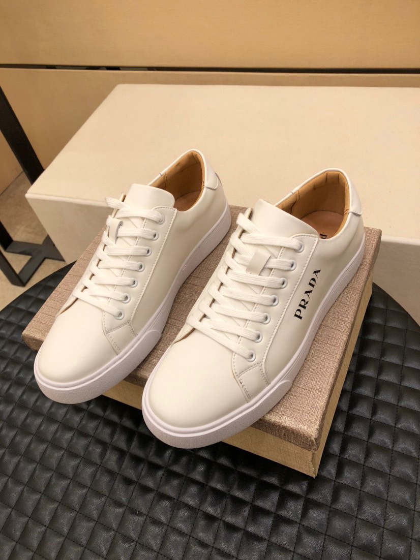 I5 . Prada 普拉达男鞋，休闲鞋，正规鞋厂出品，✅。它的作品结合了来自意大利的万种风情，非常有活力和创意，总给人强烈的视觉冲击❗专柜同步，做工可与专柜较量。鞋面牛皮，羊皮里，原厂大底、按原版调制的楦头不管上脚还是摆放都相当有吸引力➰➰，绝对百搭自留款〰〰。
