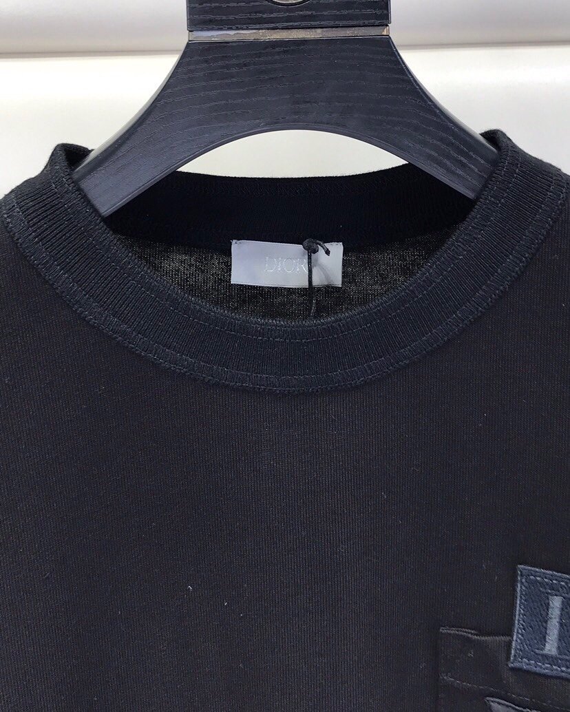 Dior迪奥22ss春夏新款新款重工拼接面料圆领T恤采用定制棉质面料手感非常细腻柔顺经过特殊工艺处理不易