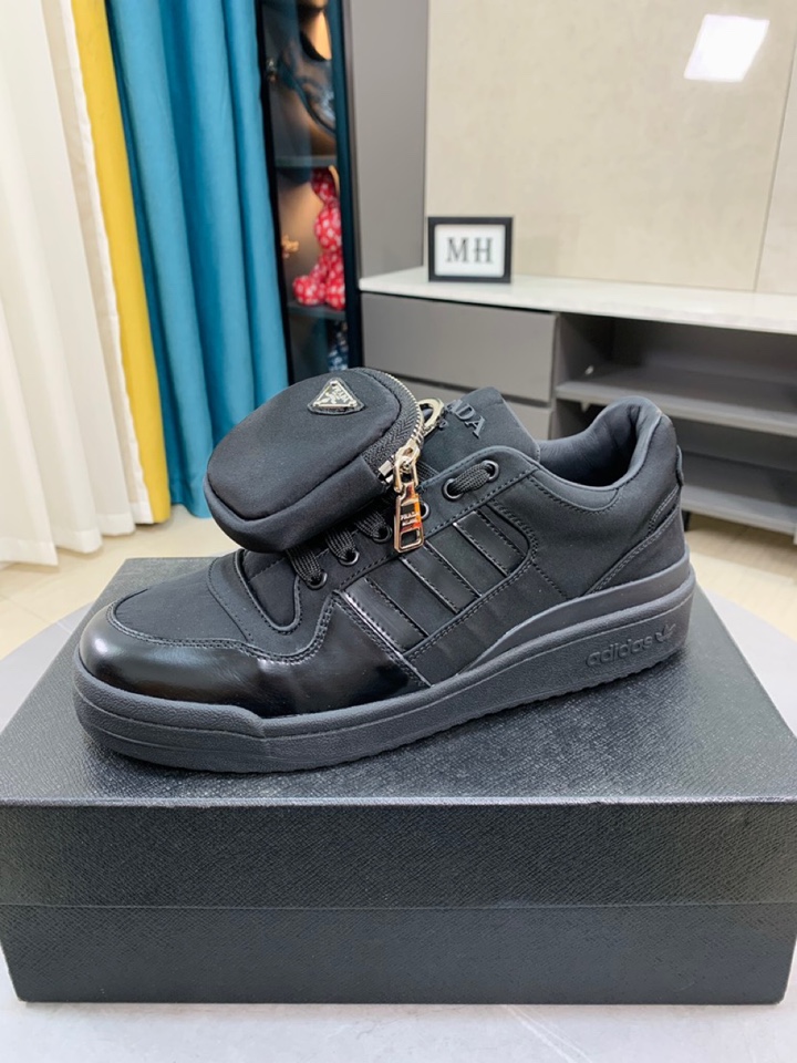K0   Prada  x adidas 普拉达x阿迪达斯 Forum联名款 包包运动休闲板鞋 鞋款以近期大热的Adidas Forum Lo为蓝本，全白鞋身采用回收塑料制作出的「Re-Nylon」环保尼龙面料打造， Prada 的品牌标识也尽显在鞋面小口袋与鞋身的 Prada  MILANO字样上。最具亮点的小包设计，可拆卸钱包