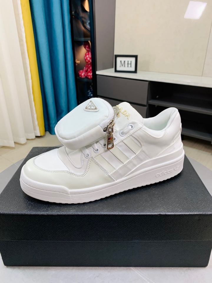K0   Prada  x adidas 普拉达x阿迪达斯 Forum联名款 包包运动休闲板鞋 鞋款以近期大热的Adidas Forum Lo为蓝本，全白鞋身采用回收塑料制作出的「Re-Nylon」环保尼龙面料打造， Prada 的品牌标识也尽显在鞋面小口袋与鞋身的 Prada  MILANO字样上。最具亮点的小包设计，可拆卸钱包