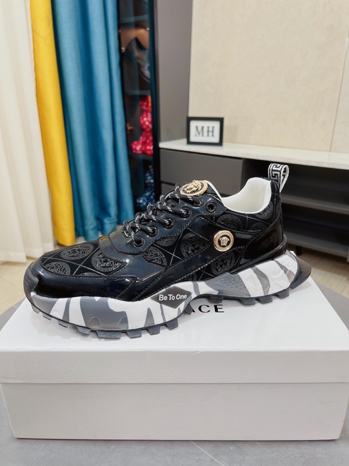 I5  Versace范思哲最精心打造，引爆全场不断创新的国际品牌 此款男士四季款休闲鞋，牛皮拼接鞋面➕羊皮内里➕橡胶防滑大底，透气舒适以质量说话👄