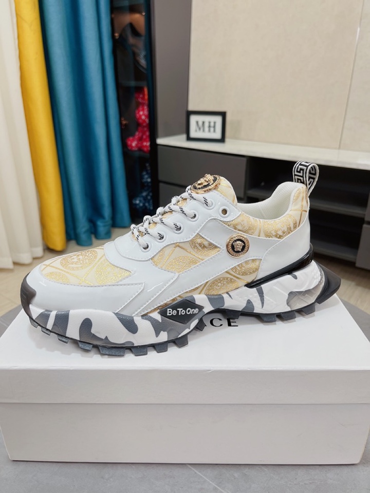 I5  Versace范思哲最精心打造，引爆全场不断创新的国际品牌 此款男士四季款休闲鞋，牛皮拼接鞋面➕羊皮内里➕橡胶防滑大底，透气舒适以质量说话👄