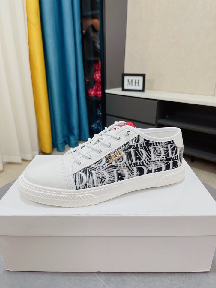 I0  Dior迪奥爆卖款官网全球首发🔝男鞋高端品牌 官网最系列：鞋面采用进口牛皮搭配专供面料打造➕网布透气内里。让行走更加便捷舒适与官方的质量相比美的1：1复刻。打造时尚个性衬托你的与众不同潮男必备!经典款。男码：38-44。