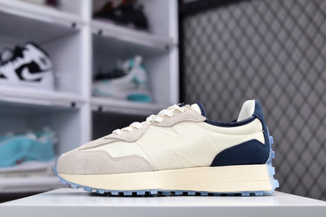 G5 New Balance MS327系列复古休闲运动慢跑鞋 MS327AAC全新 New Balance 327 系列，以更纯粹的复古风格设计打造的全新造型。侧身还以解构设计，将 N 字标志以做旧压花样式呈现，样式别具新意。而麂皮、冲孔皮革的塑造，则呈现出高级怀旧气质，也让鞋款在奢华时装风格与运动氛围之间达到了平衡663RC