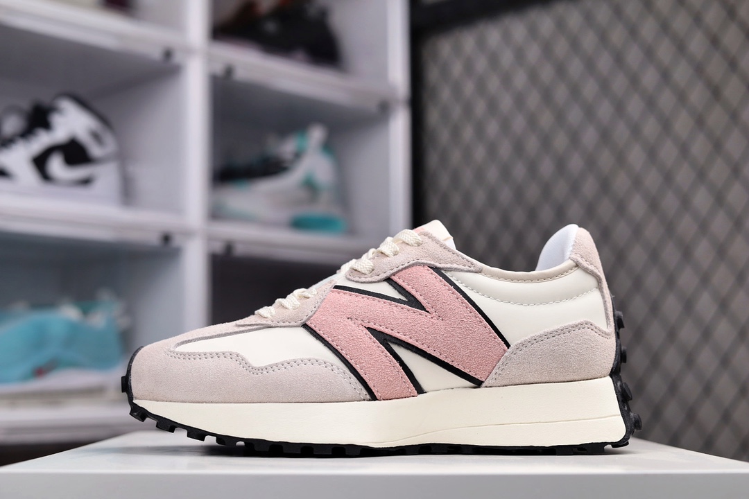 G5 原装 New Balance MS327系列皮面复古休闲运动慢跑鞋 WS327LR全新 New Balance 327 系列，以更纯粹的复古风格设计打造的全新造型。侧身还以解构设计，将 N 字标志以做旧压花样式呈现，样式别具新意。而麂皮、冲孔皮革的塑造，则呈现出高级怀旧气质，也让鞋款在奢华时装风格与运动氛围之间达到了平衡668RC