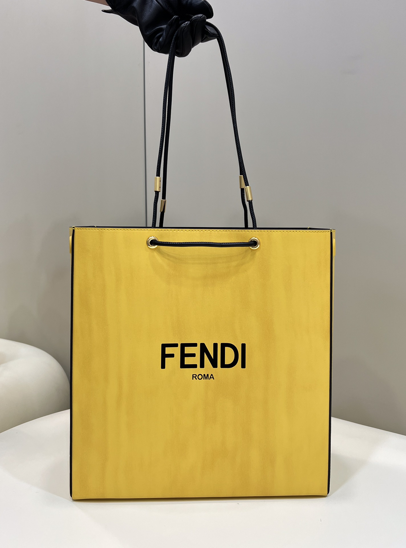 FENDI芬迪黄色皮革材质Pack系列小号手提袋8356L