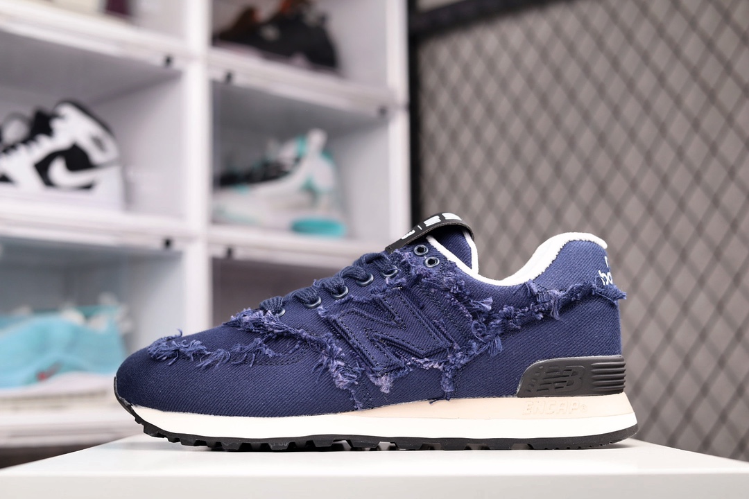 G5 Get版本 MIU MIU x NB 574联名款在2022春夏时装周秀场上首度曝光，牛仔面料鞋面，搭配做旧的毛边设计，复古又叛逆，令人眼前一亮。在设计方面类似牛仔材质的鞋面都经过了“破坏”处理，这也是近几年不少鞋友喜欢的风格之一原版组合大底，原版全套866BD