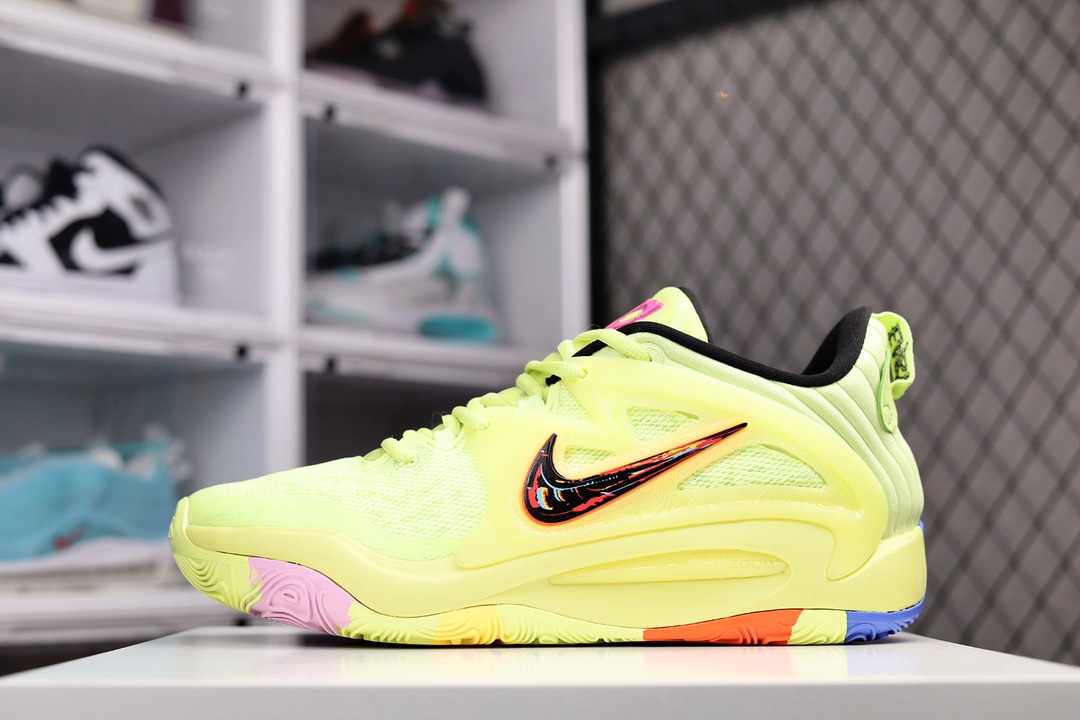 H0 耐克 Nike Zoom KD15灰白黑 全新的 Zoom KD 15使用了全掌＋前掌扇形重叠式气垫配置，可以为球员的双脚带来足够的缓震性能以及出色的灵活性，在前掌等位置进行加固，更具稳定性×773RC货号：DM1056- F5 0尺码：40 40.5 41 42 42.5 43 44 44.5 45 46