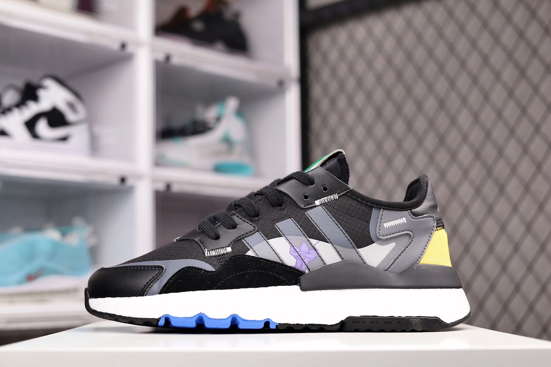 H0 GET 夜行者 一代 三叶草 Nite Jogger 联名夜行者 AD Nite Jogger 2021 Boost复古跑鞋原厂材料 原厂大底 私家独模 网布搭配麂皮拼接打造鞋面 极具复古风格鞋头及鞋跟点缀3M反光设计极为亮眼中底采用全掌 Boost 科技，厚度相当可观，脚感极佳×558XQ