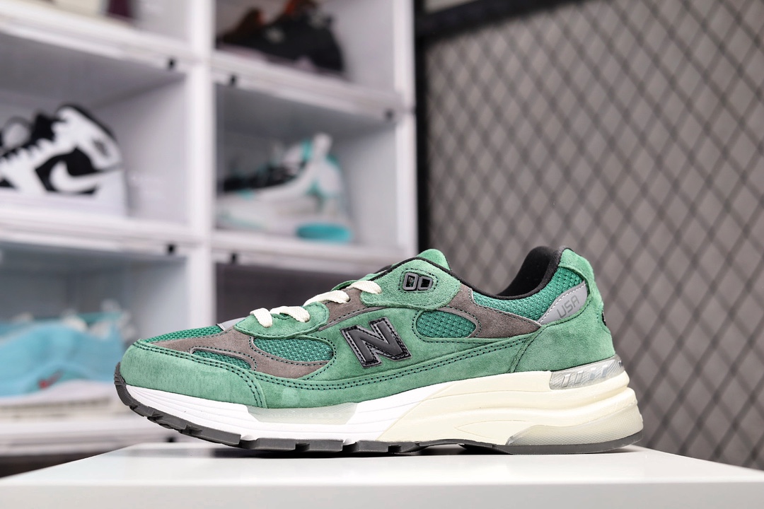 G5 升级原楦原装纸版开发版型采用台产猪巴革及透气网眼材质升级正确原装6层组合底模精密开发搭载全新碳素中底后跟透明TPU水晶装饰条稳固十四年后首次复刻，经典鞋型珍贵传统Justin Saunders主理的加拿大品牌JJJJound x New Balance新百伦NB Made in USA M992系列美产血统经典复古休闲运动百搭老爹跑步鞋“森林绿黑”778RC